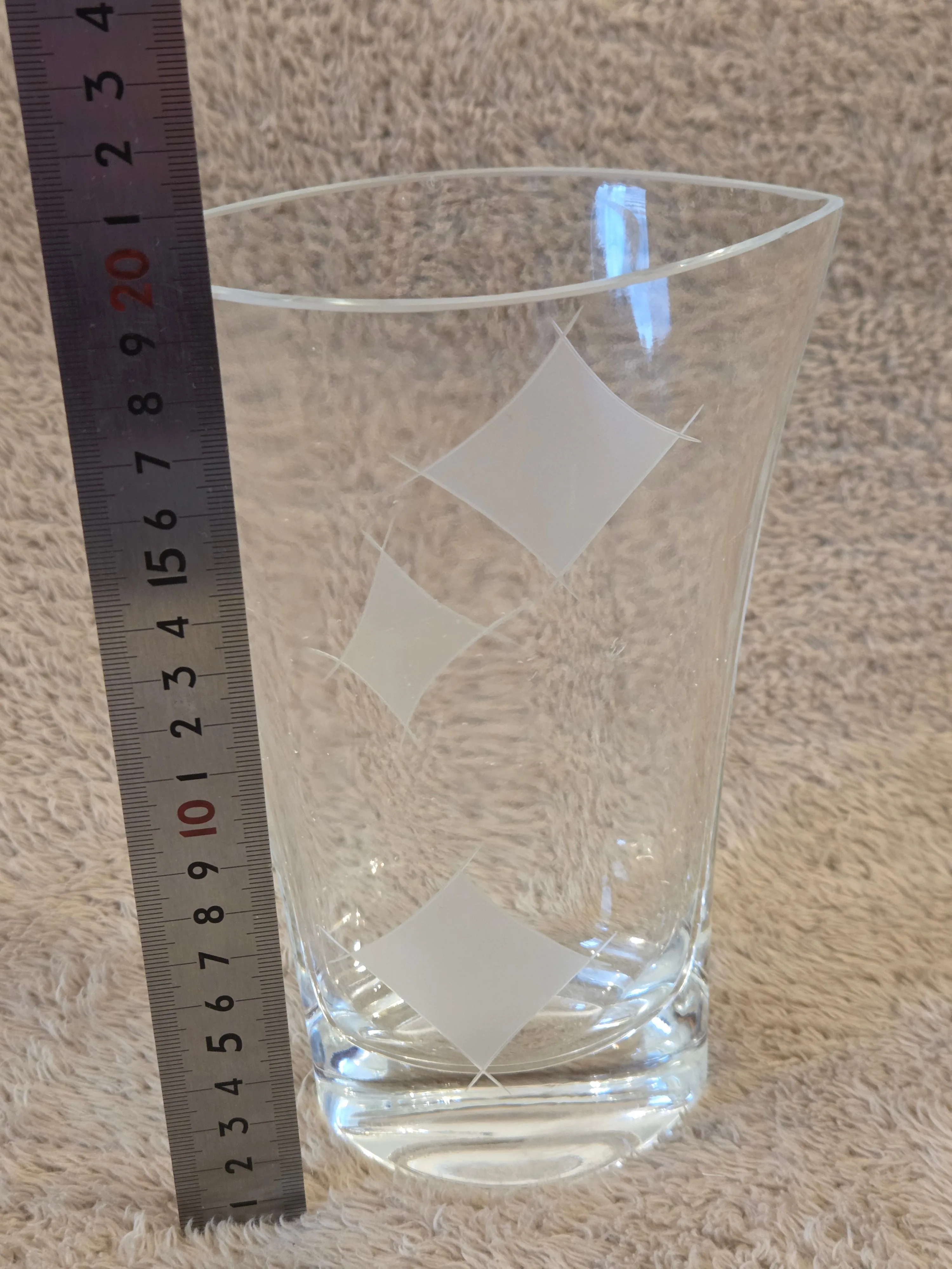 Modern clear glass vase, frosted diamond pattern, 19.5 cm image indicator(3)