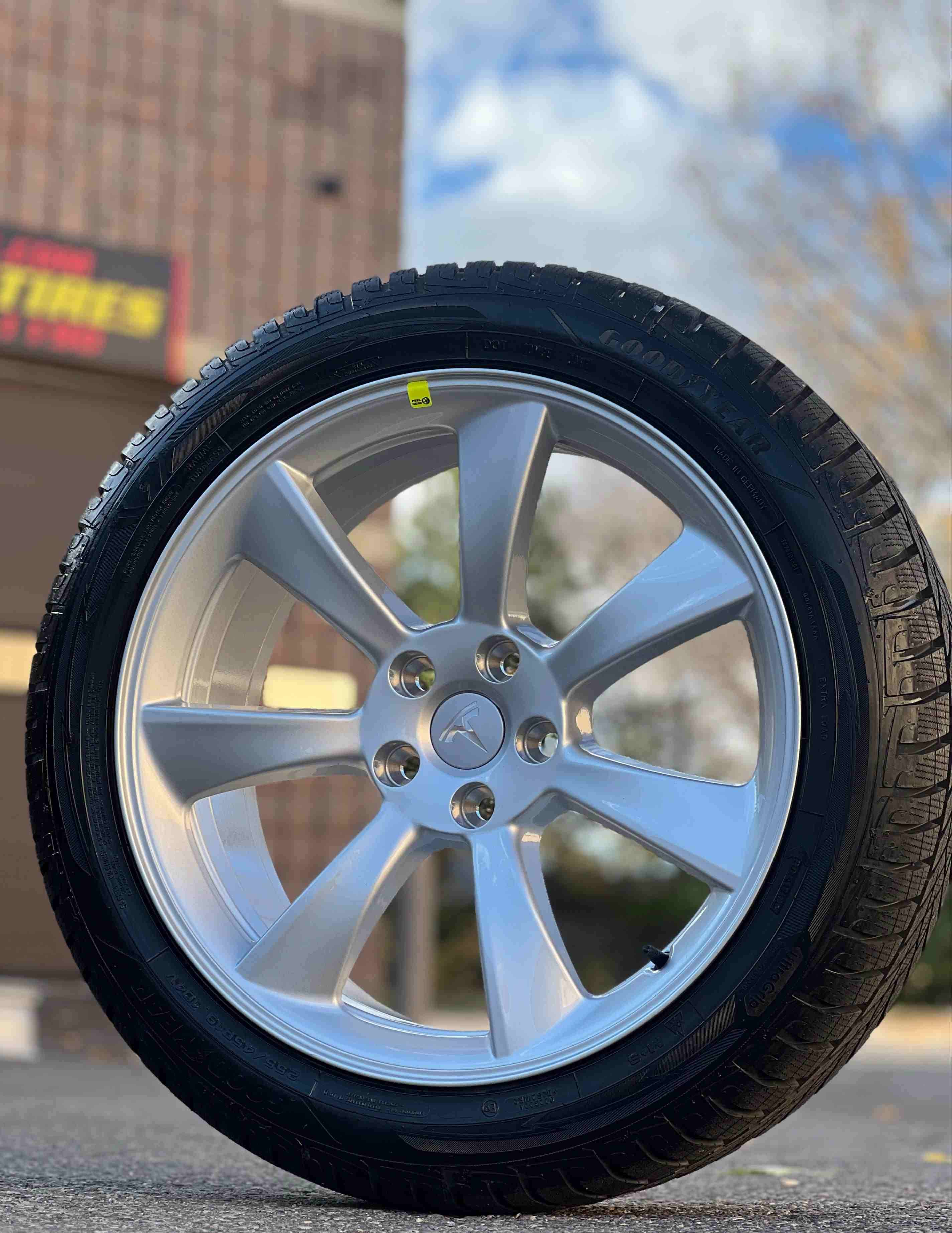NEW OEM 19"TESLA Model Y rims(5x114)+255/45/R19 snows