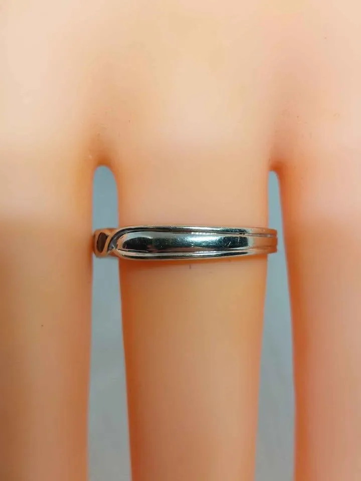 10K White Gold ring size 8 image indicator(7)