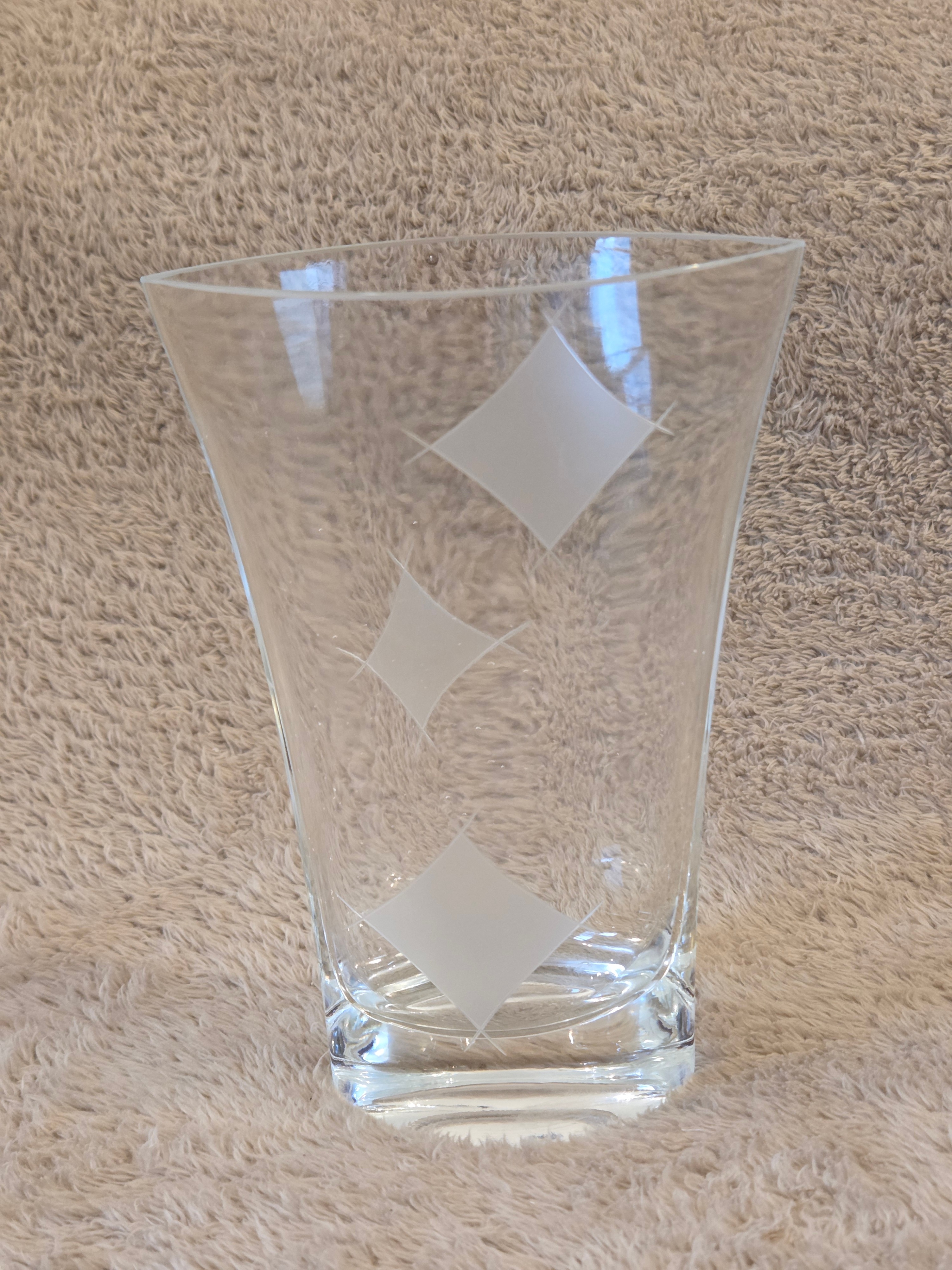 Modern clear glass vase, frosted diamond pattern, 19.5 cm