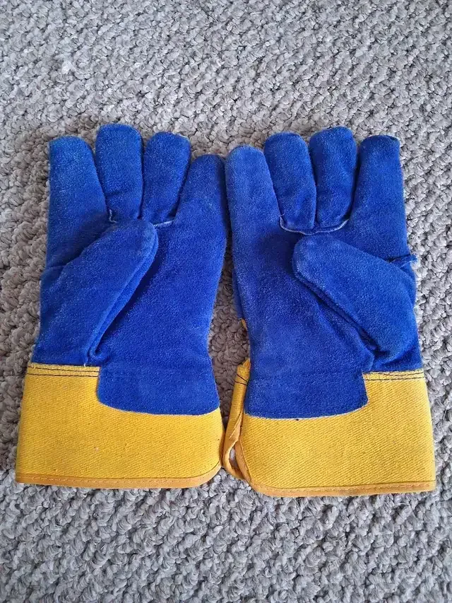 Workload and Welding insulated Gloves thumbnail