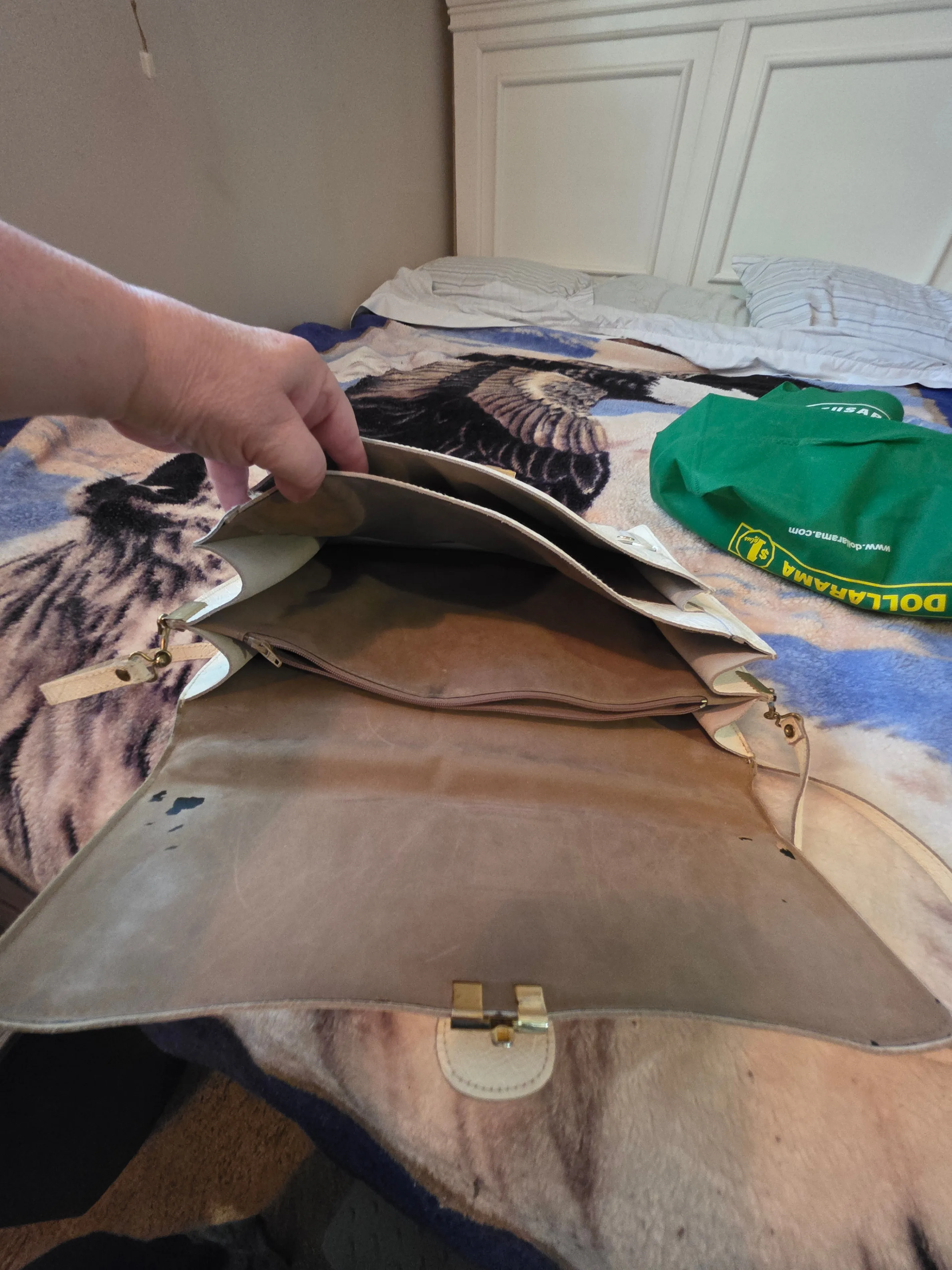 White  Leather Shoulder Bag image indicator(4)