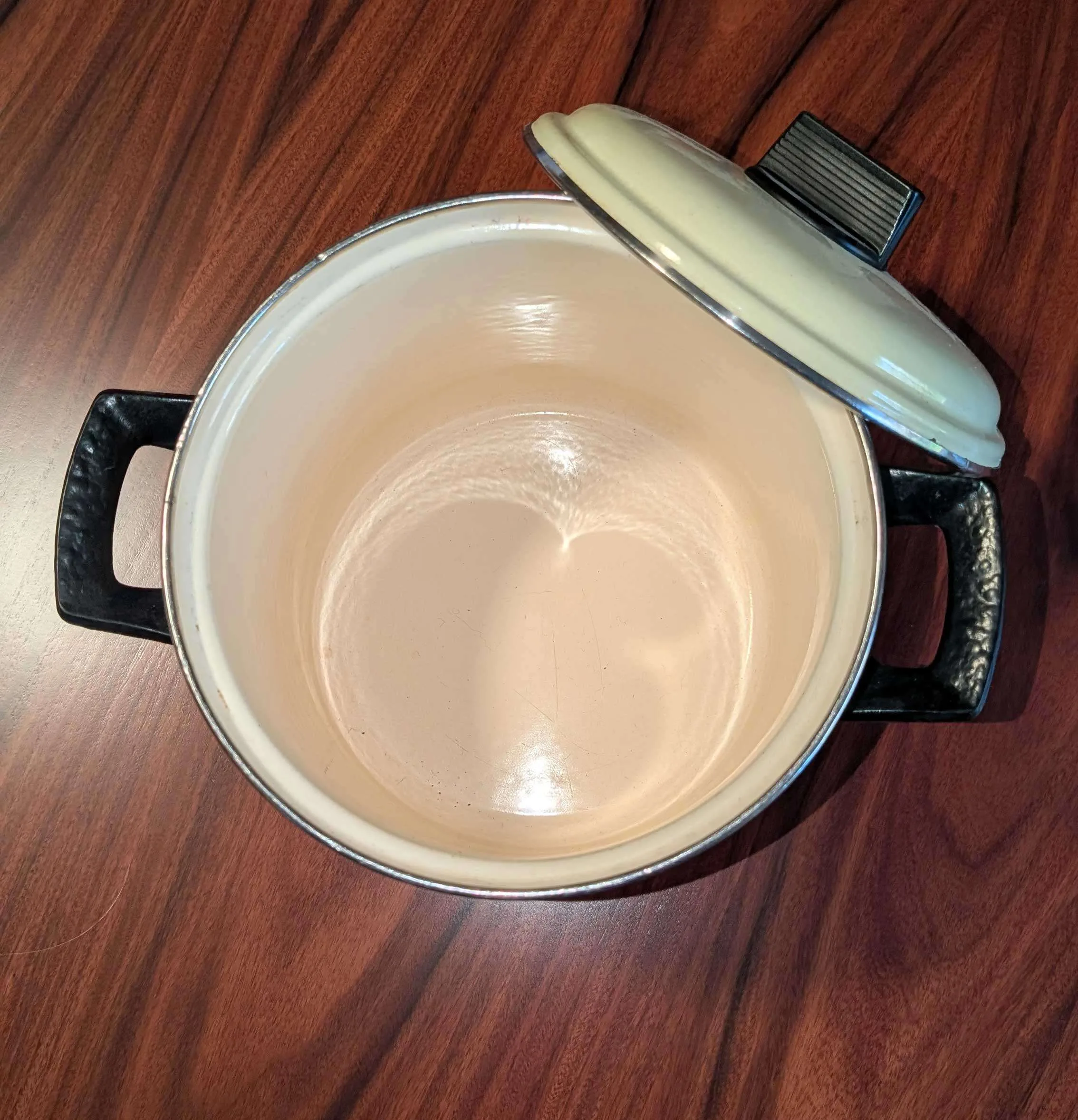 Vintage French Vanilla Enameled Pot image indicator(2)