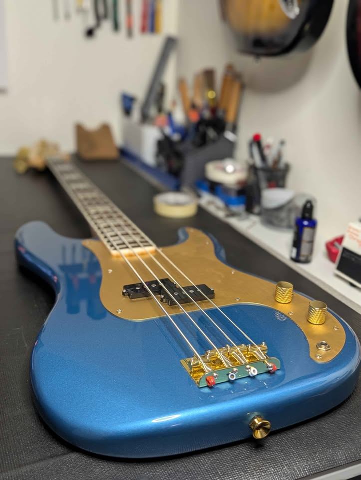 Squier 40th Anniversary gold edition Pbass