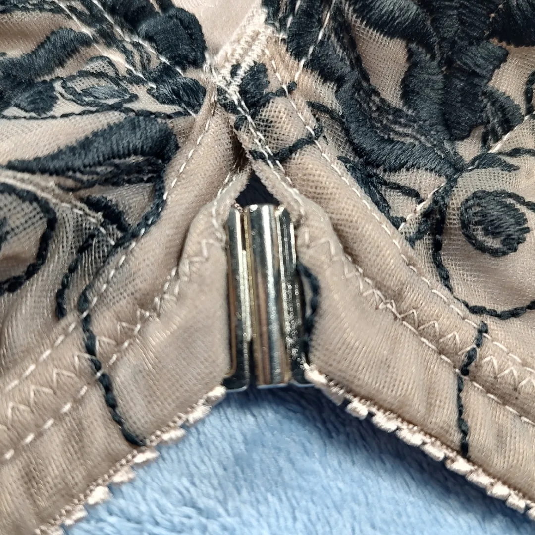 Amoureuse Embroidered Front-Close Underwire 38C Bra image indicator(3)