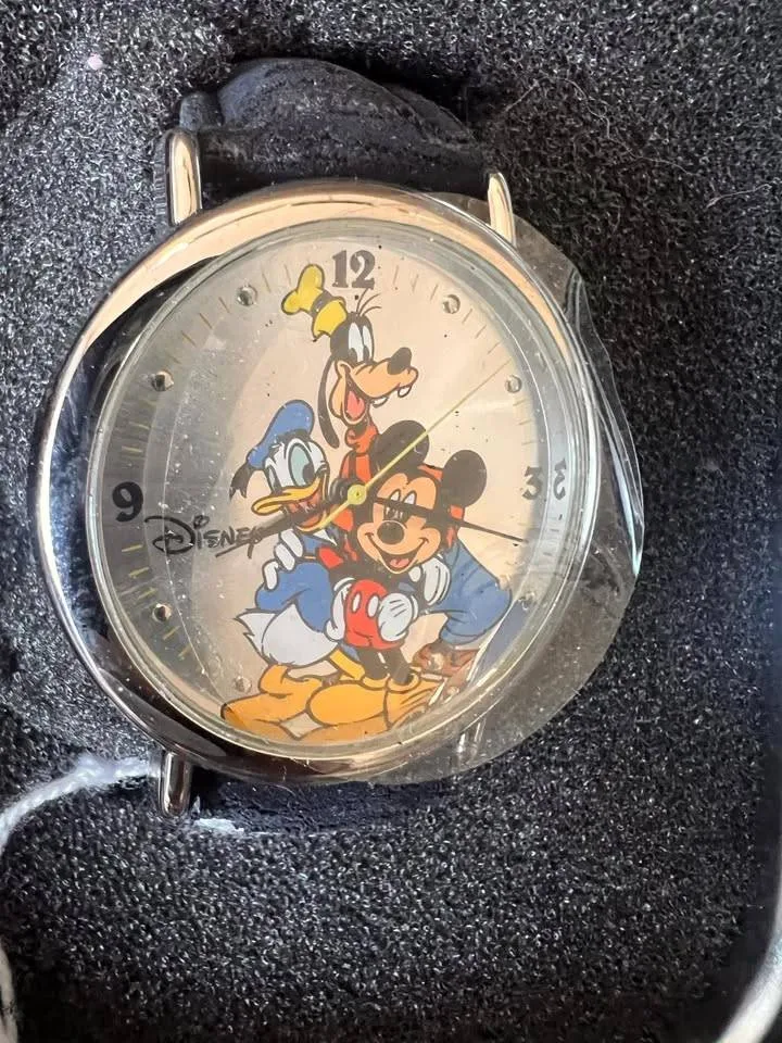 2004 Disney Friends for 70 Years Watch in Tin BNIB image indicator(3)