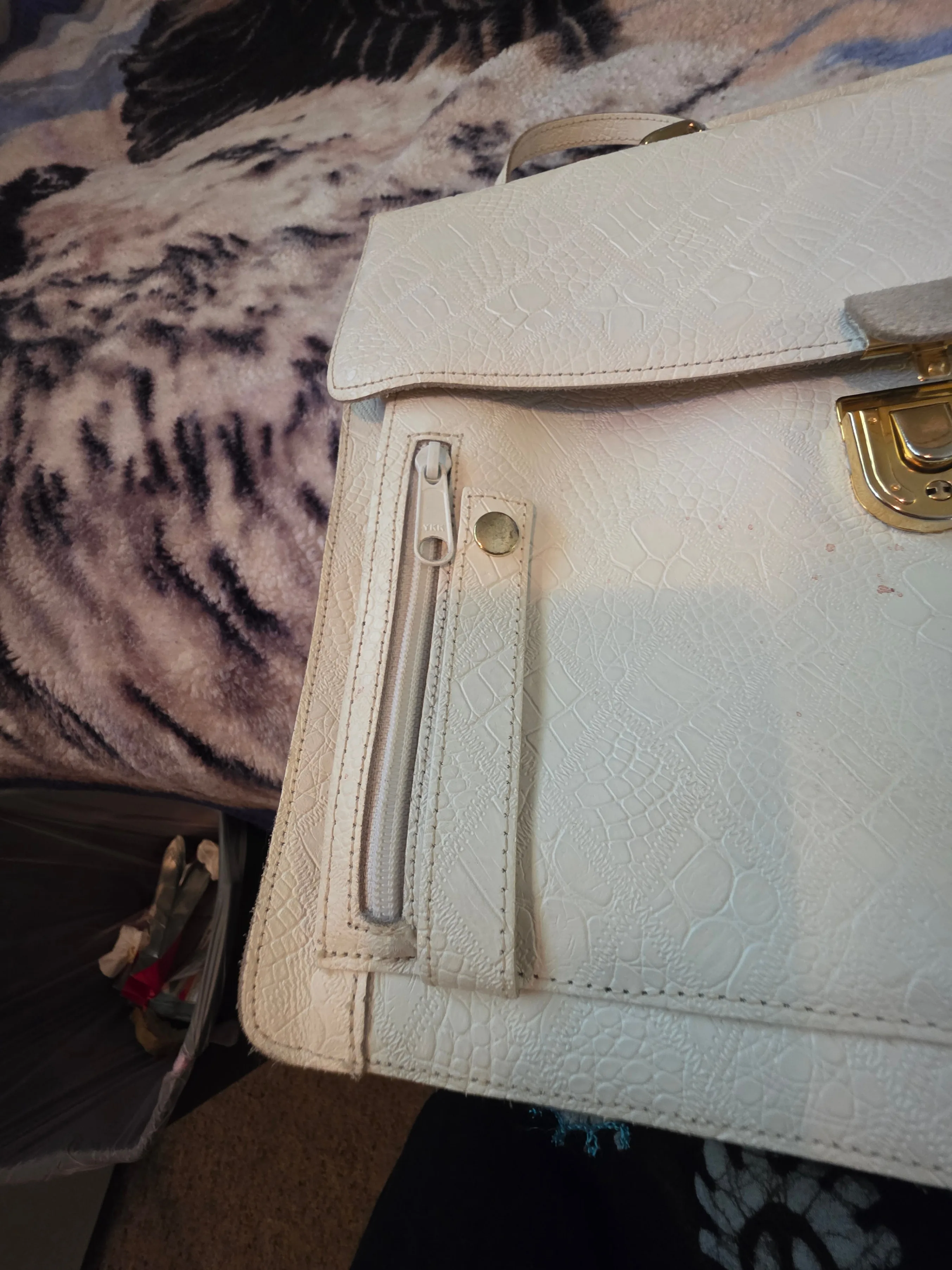 White  Leather Shoulder Bag image indicator(5)