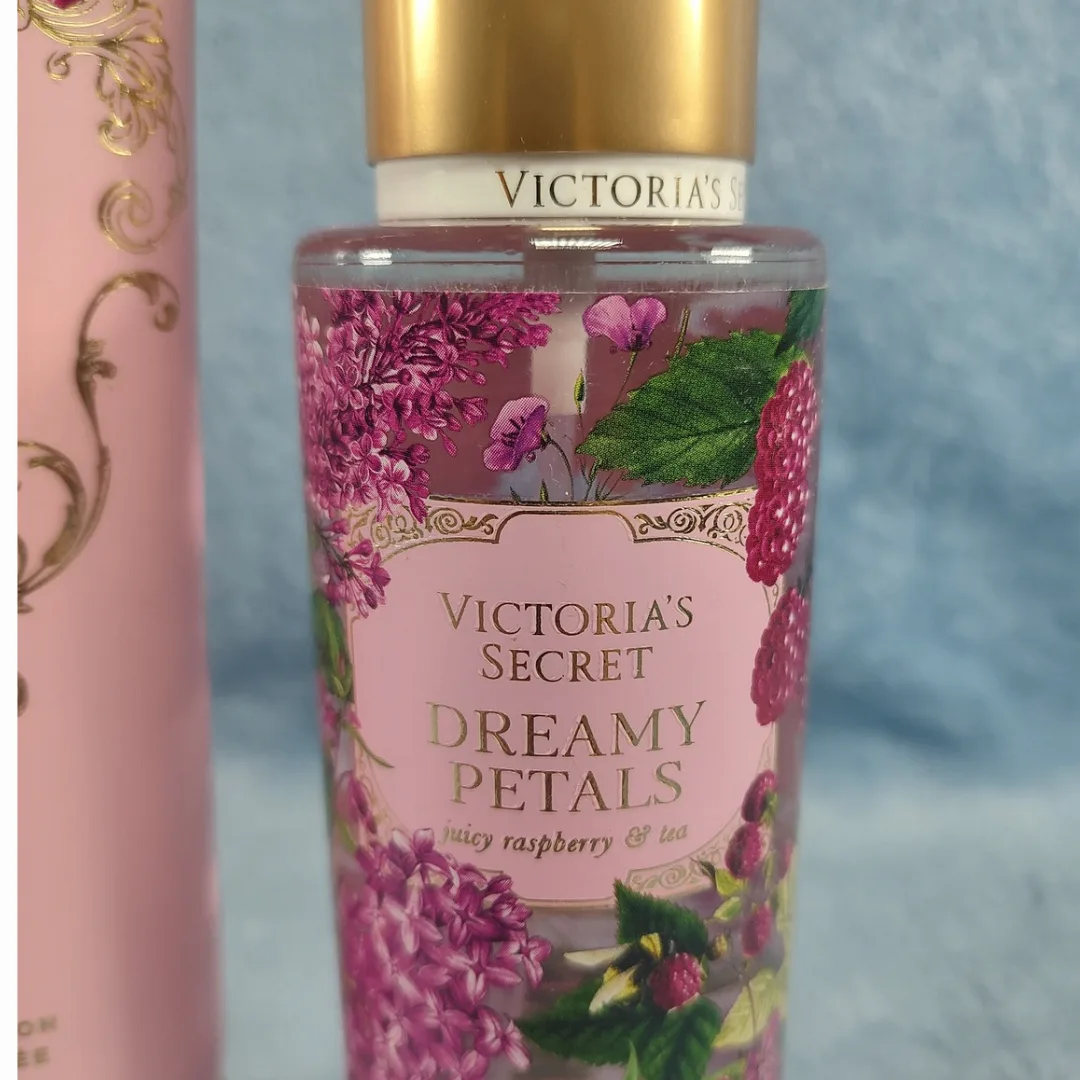 Victoria's Secret Dreamy Petals Body Lotion and Body Mist Set. image indicator(4)