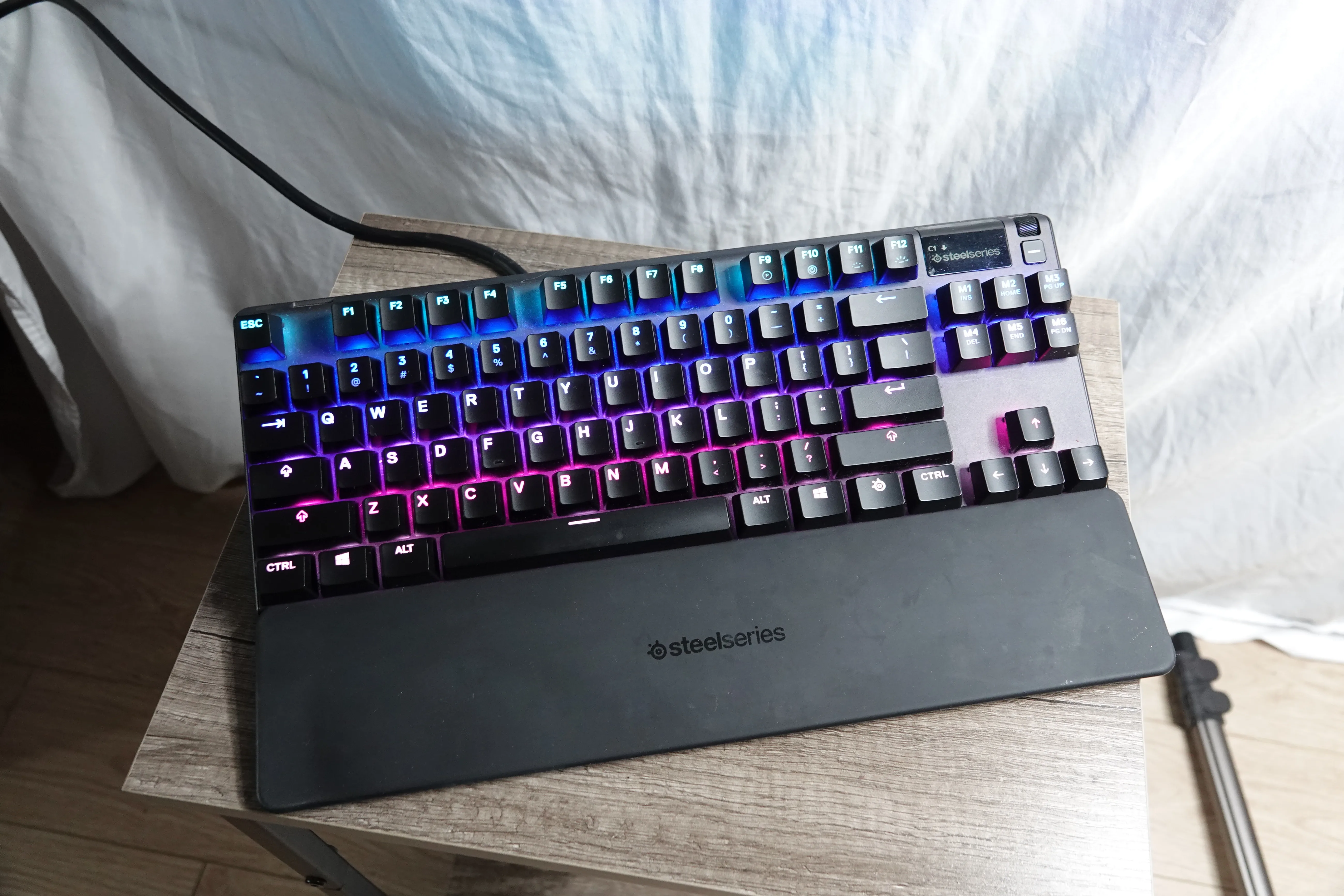 SteelSeries Apex Pro TKL (2023) RGB Mechanical Gaming Keyboard image indicator(3)