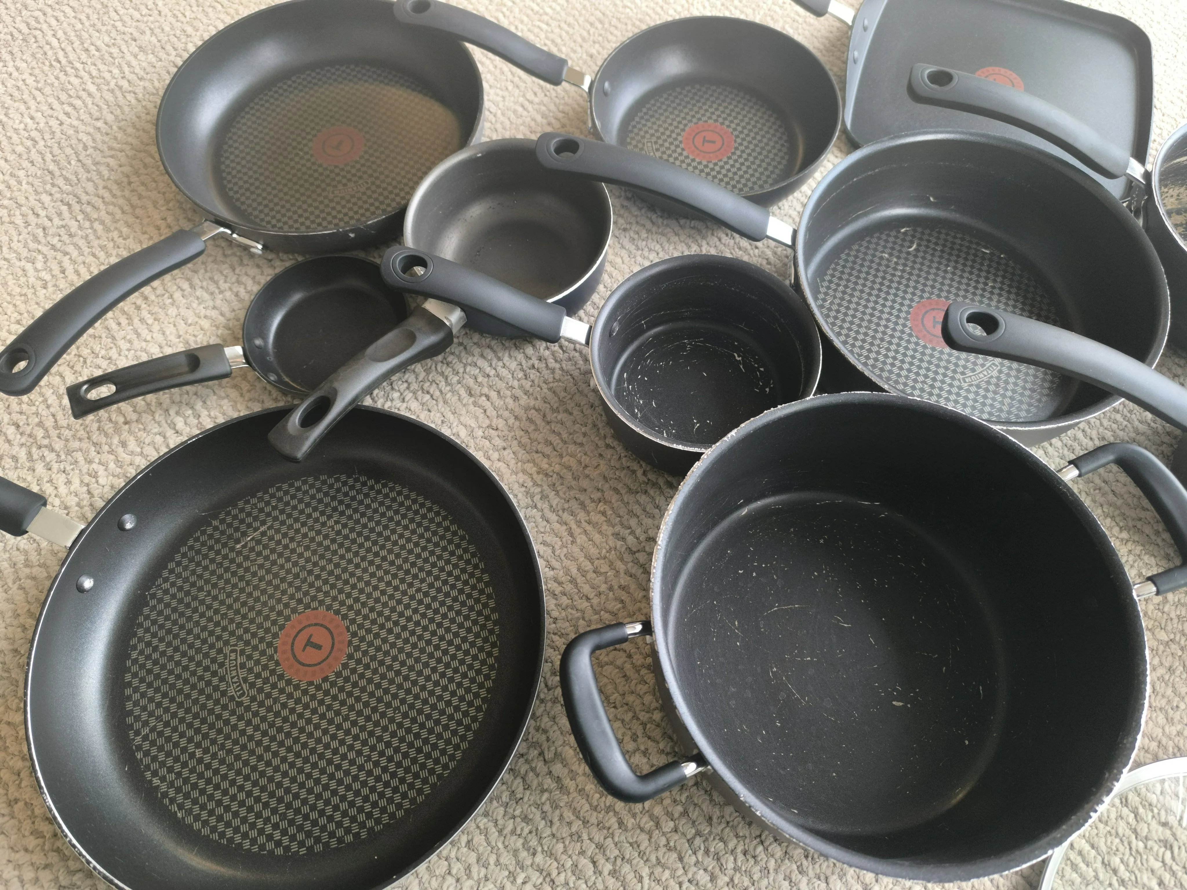 T-FAL Titanium Nonstick cookware set image indicator(2)