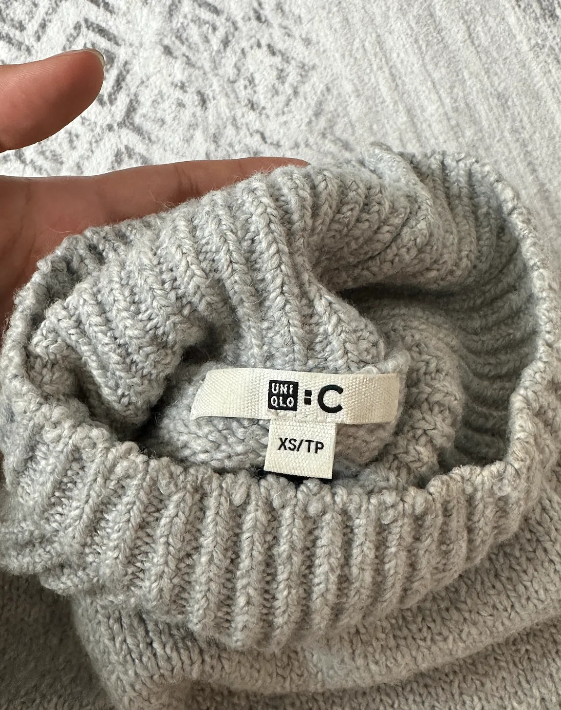 [closet cleanout] - Uniqlo sweater image indicator(2)