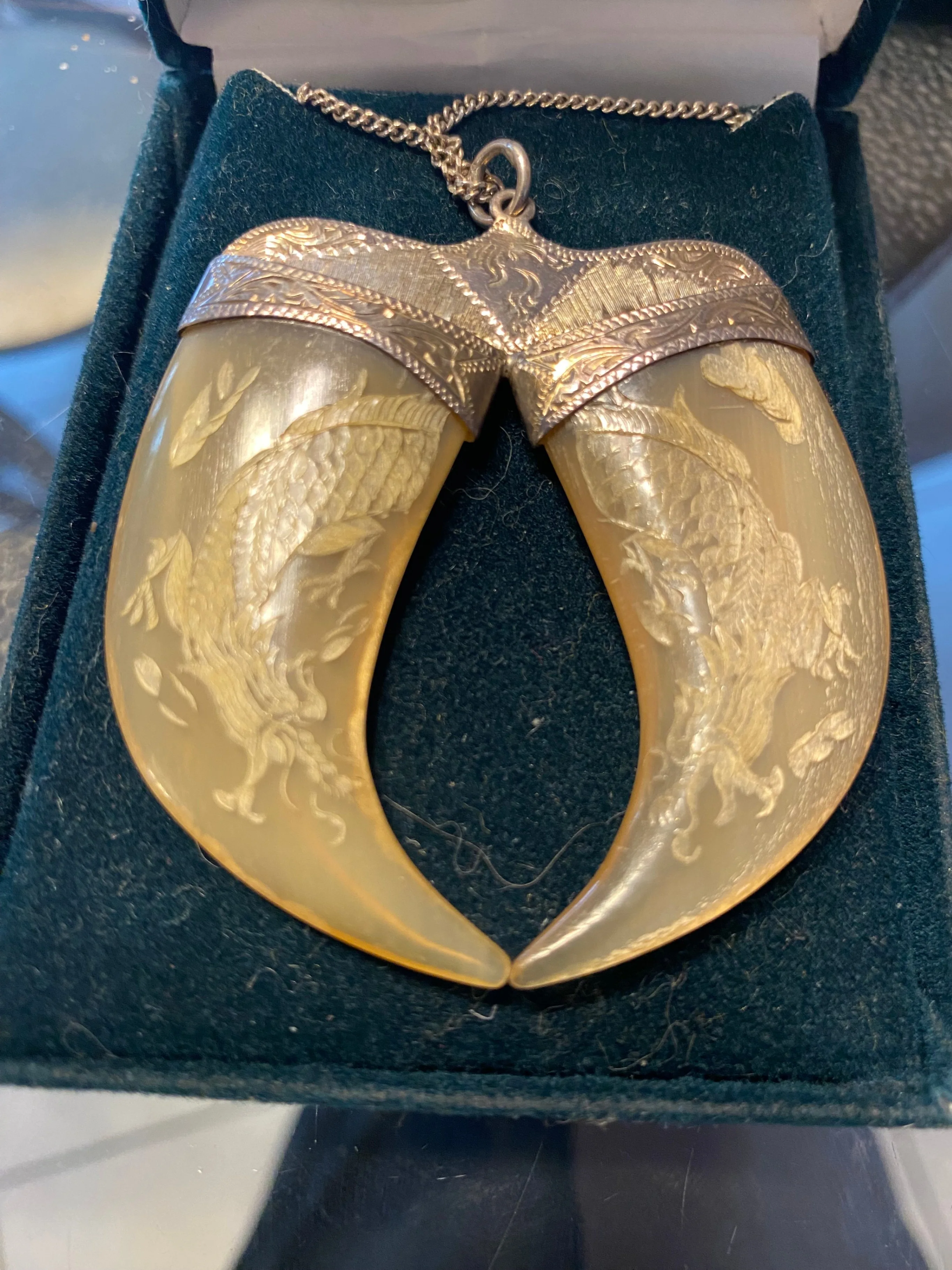 British Vintage Sterling Silver Double Tiger Claw Necklace image indicator(2)