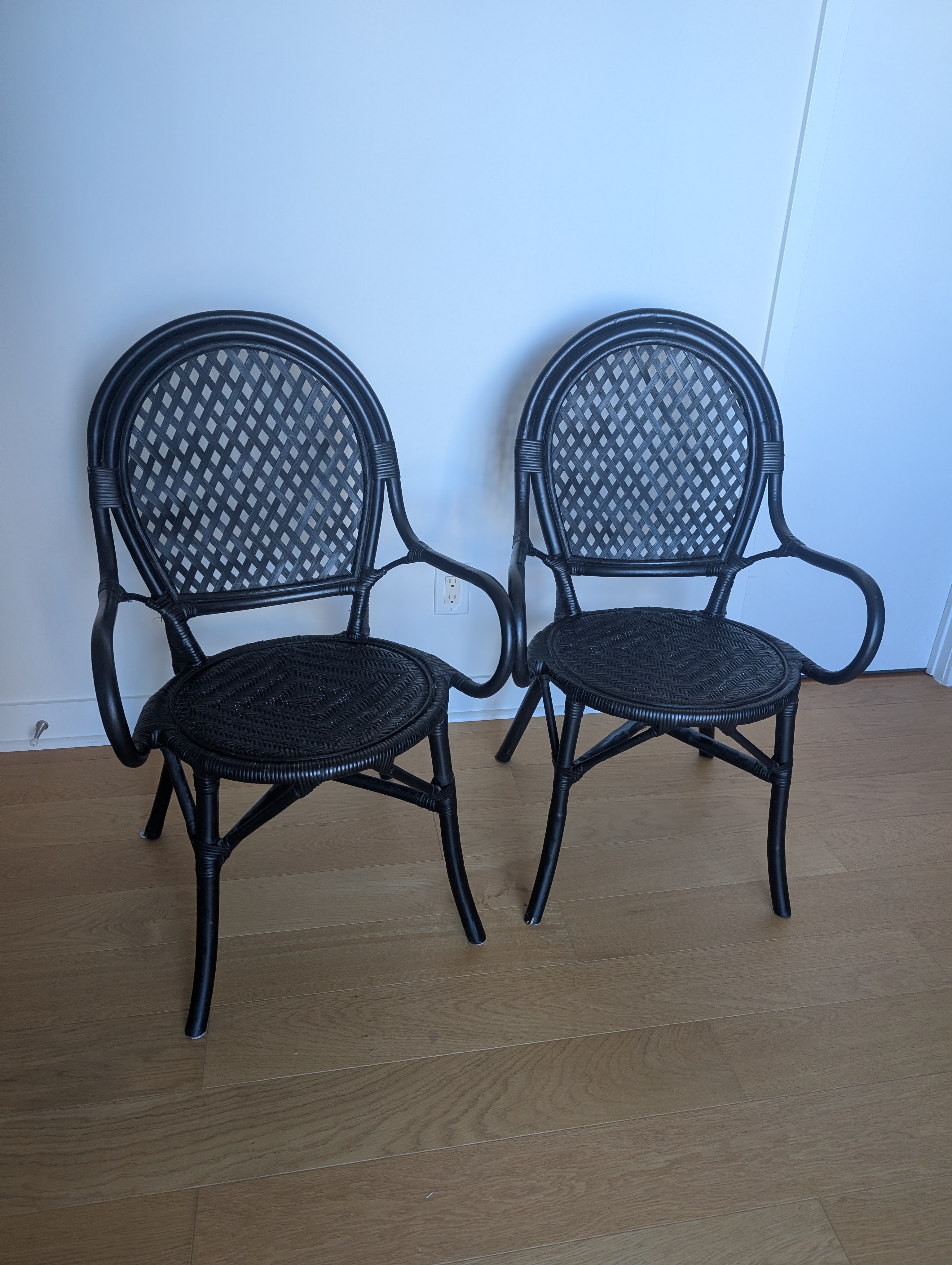 Pair of matching wiker arm-chairs