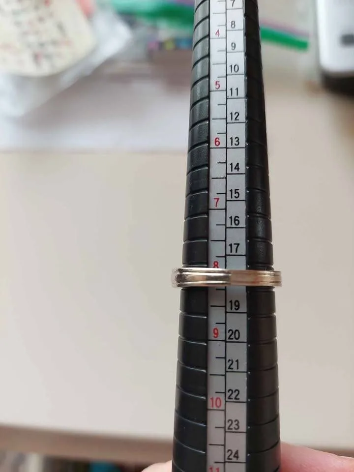 10K White Gold ring size 8 image indicator(3)