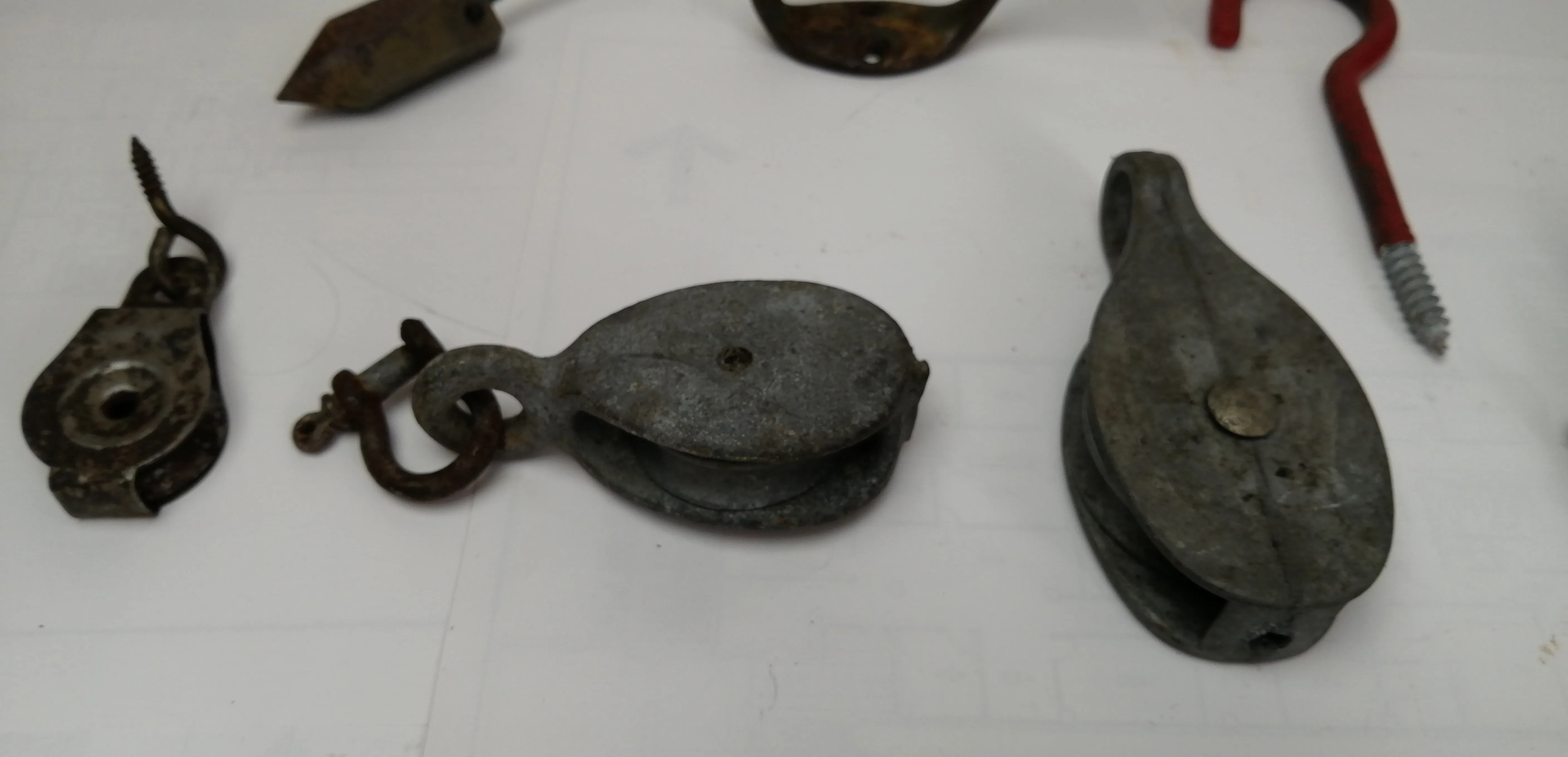 Man Mixed Lot:pulleys, lifting hook, carpenter plumb, reg.hooks image indicator(3)