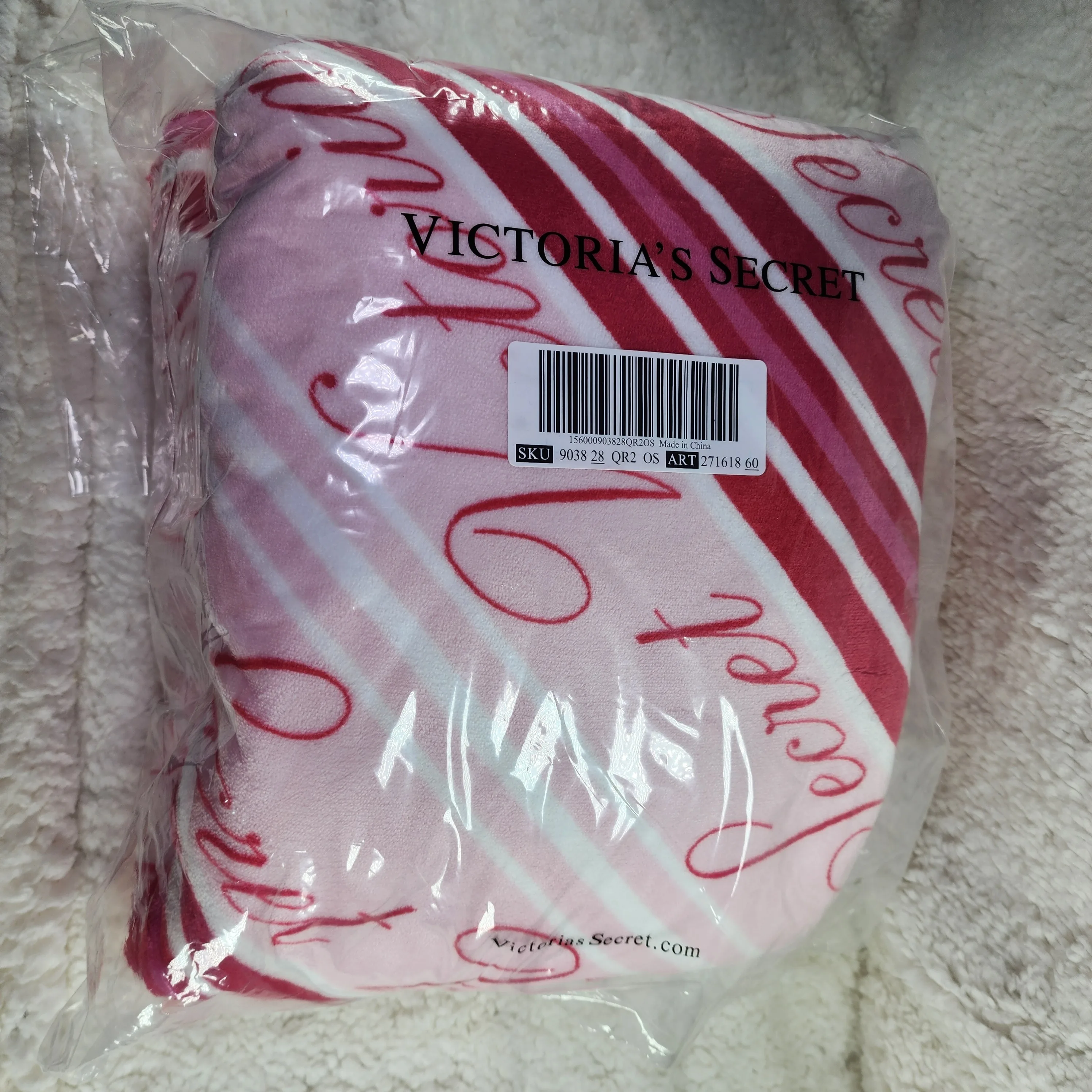 Victoria's Secret Cozy Plush Blanket 60 x 50 in. image indicator(2)