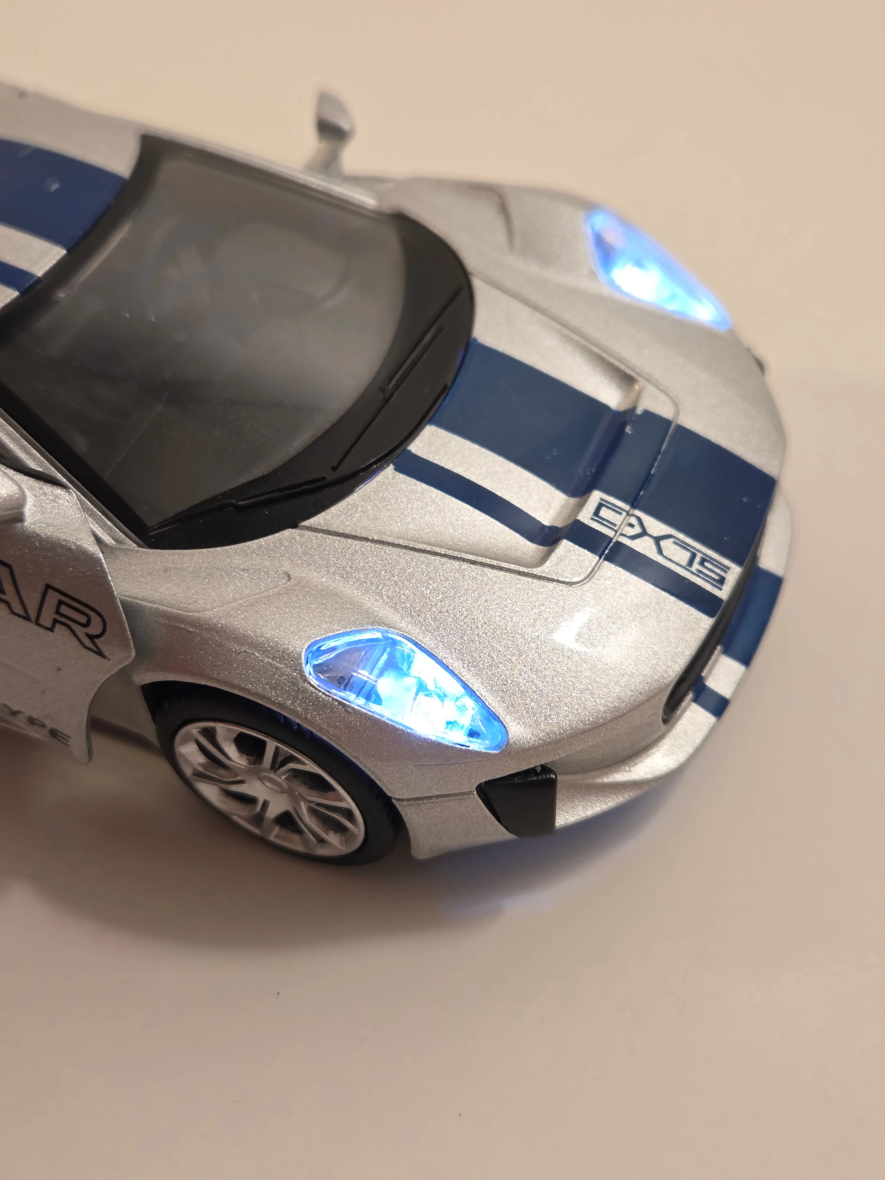Jaguar C-X75 1:32 diecast silver – lights & sound image indicator(6)