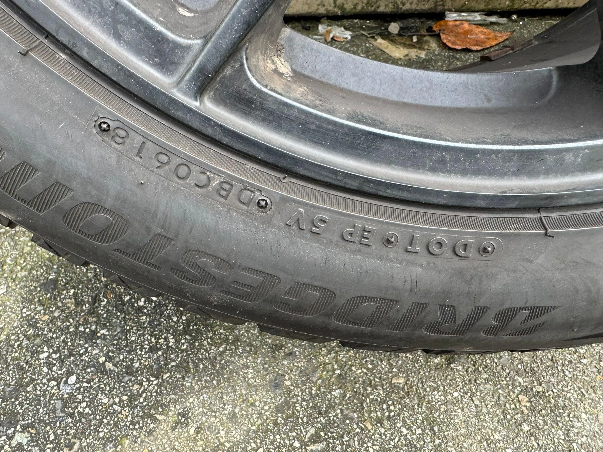 Bridgestone Blizzak Studless Winter Tire Set image indicator(6)