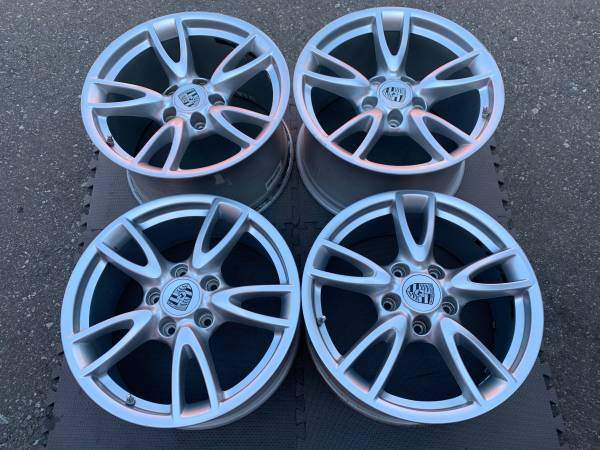 Set of Genuine Porsche 18X8/11" 997 Targa 4 rims in exc cond - photo 2