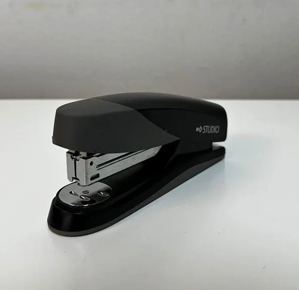 Studio stapler in sale / agrafeuse en vente