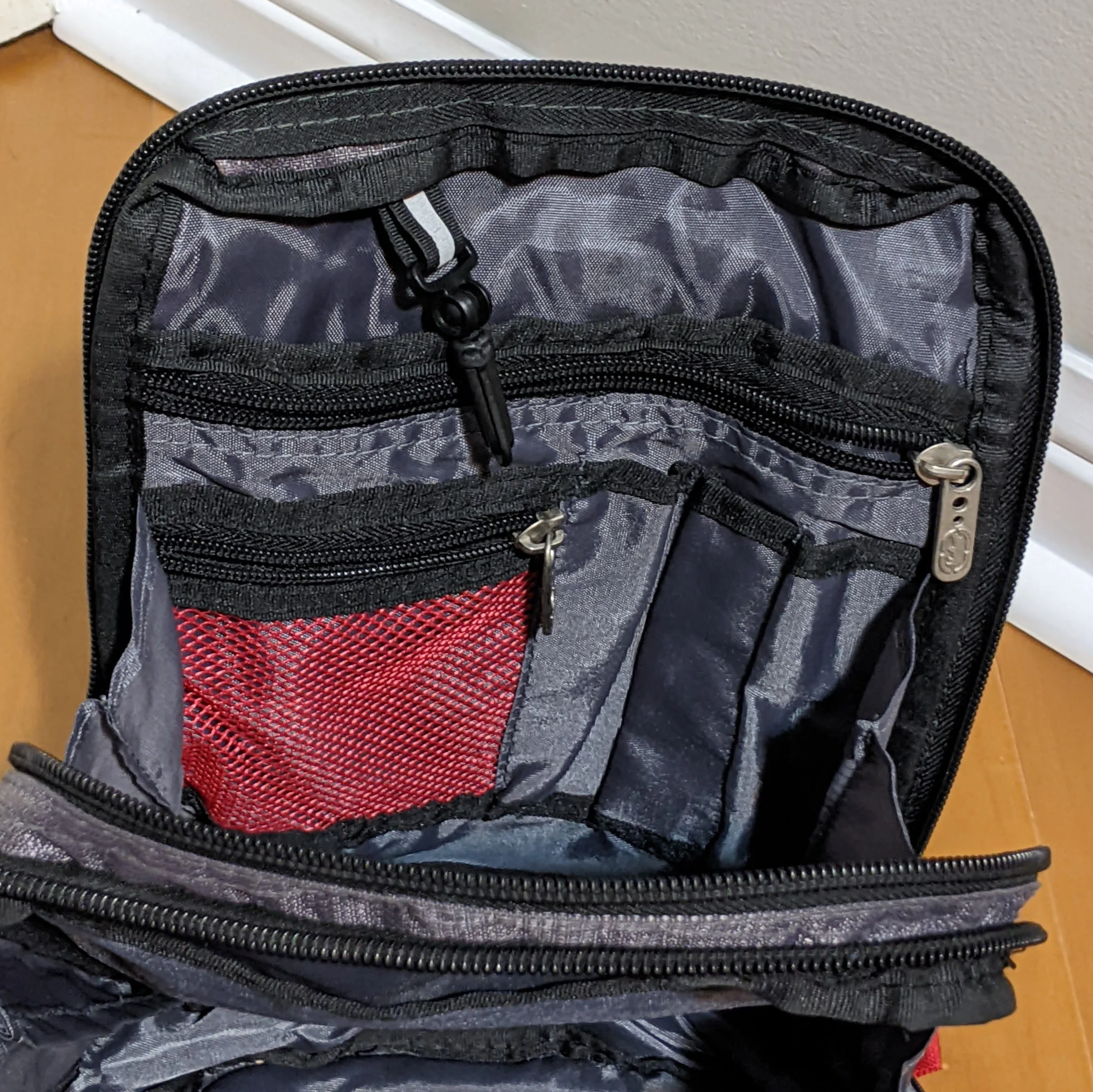 Ecko Unlimited Vertical Boarding Bag, Travel Bag image indicator(7)