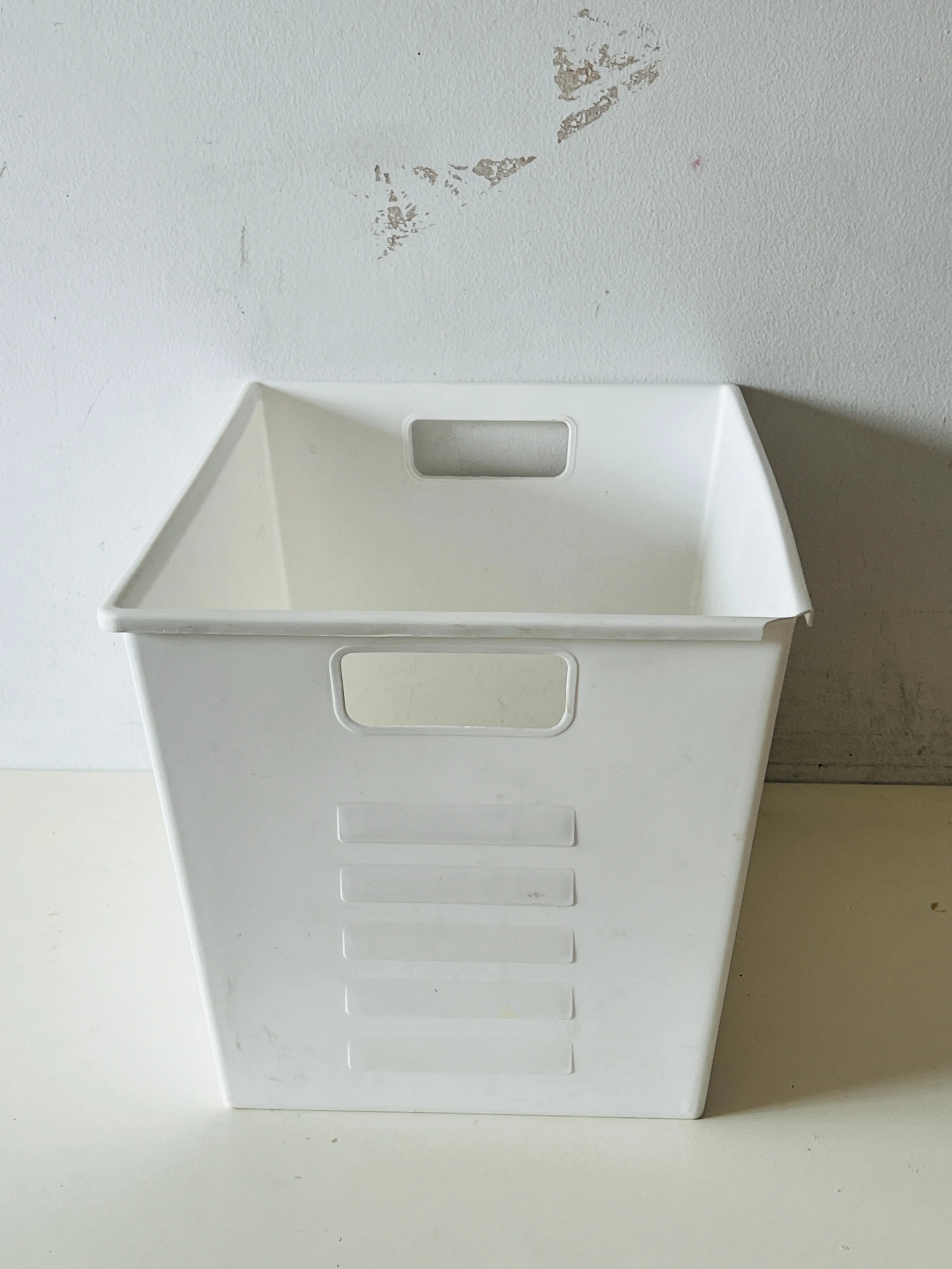 Portable Plastic Basket / Panier en plastique portable image indicator(2)