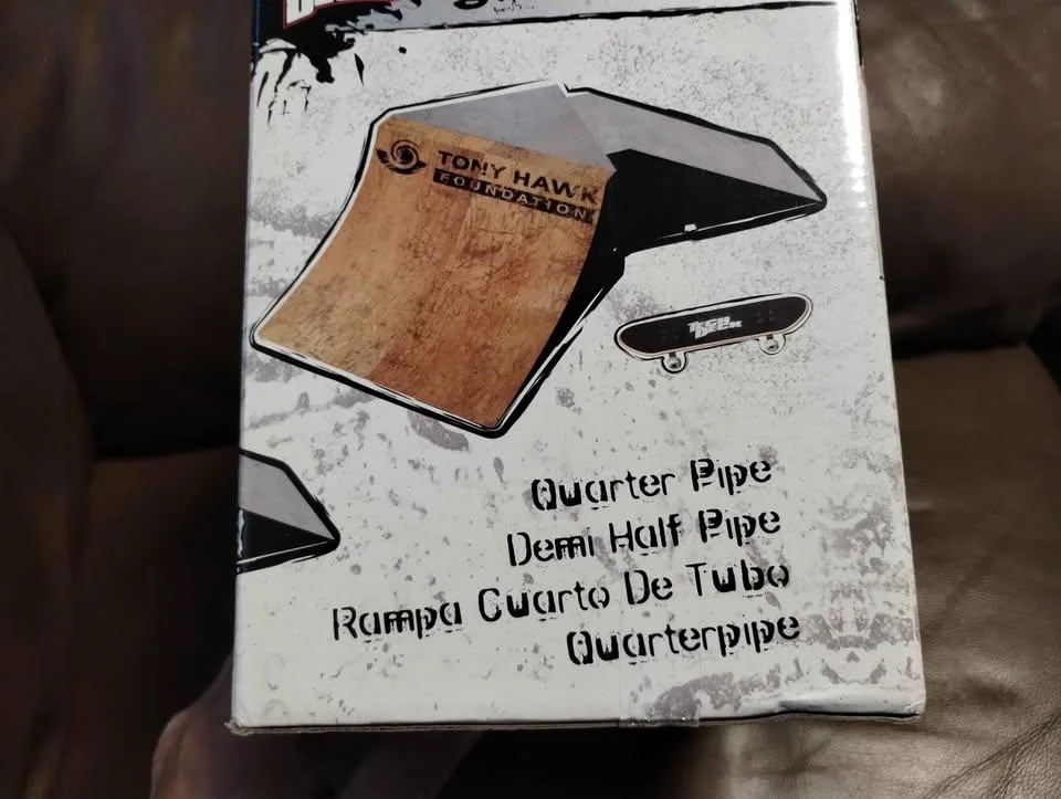 Spinmaster Sk8 Parks Tony Hawk Foundation Quarter Pipe image indicator(2)