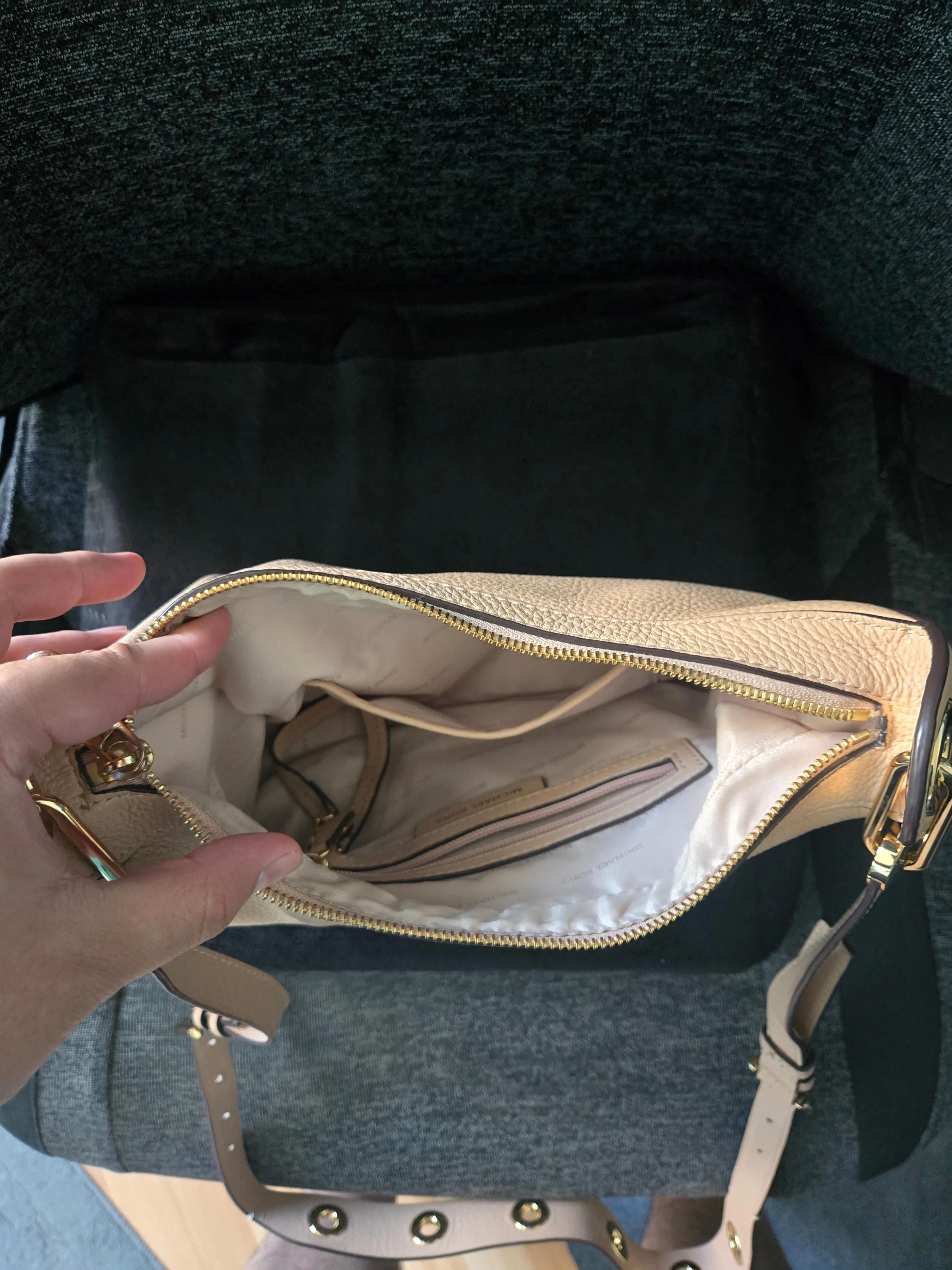 Michael Kors Raven Messenger Shoulder image indicator(3)