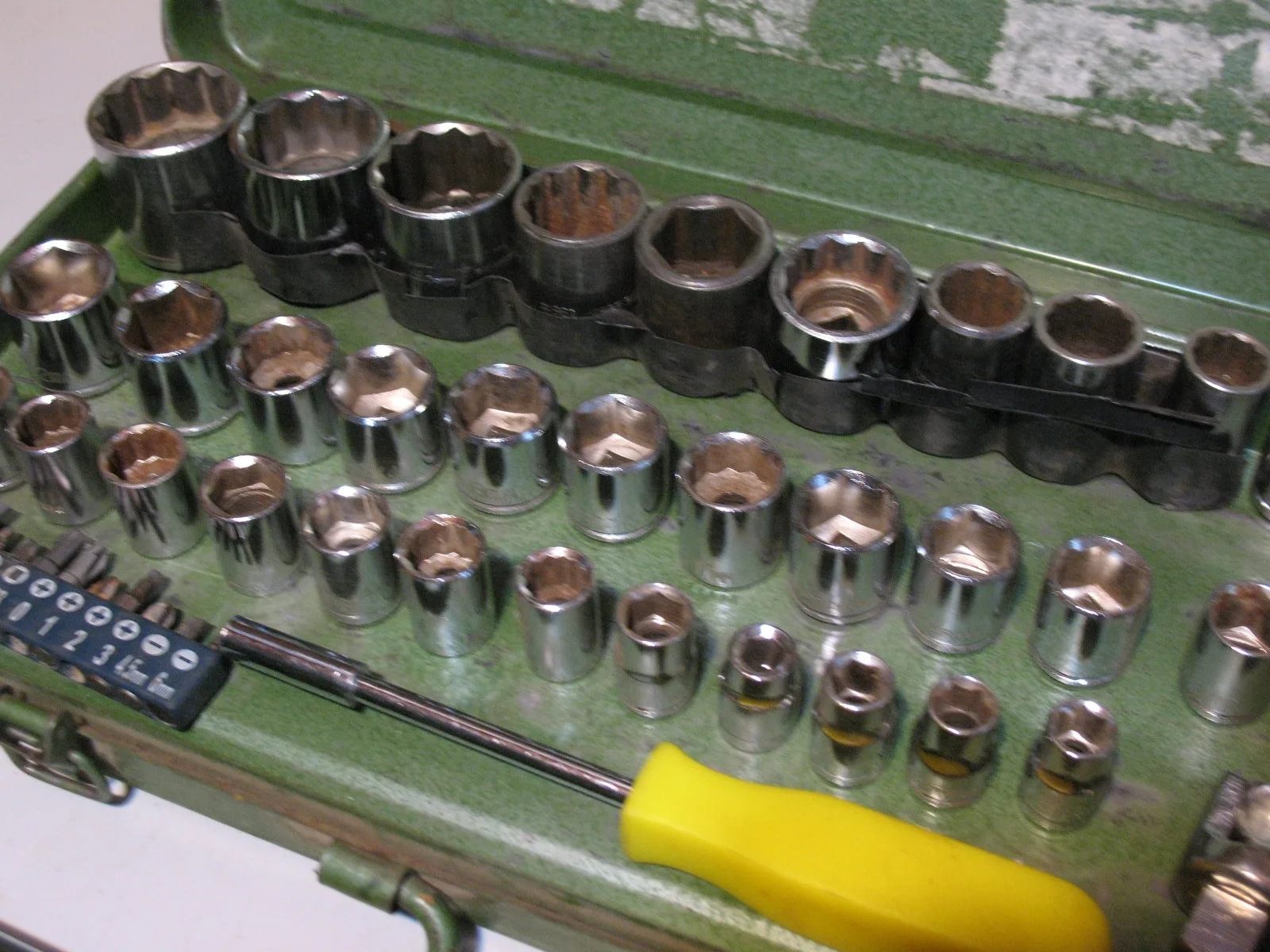 60 Piece Socket and Screwdriver Set image indicator(6)