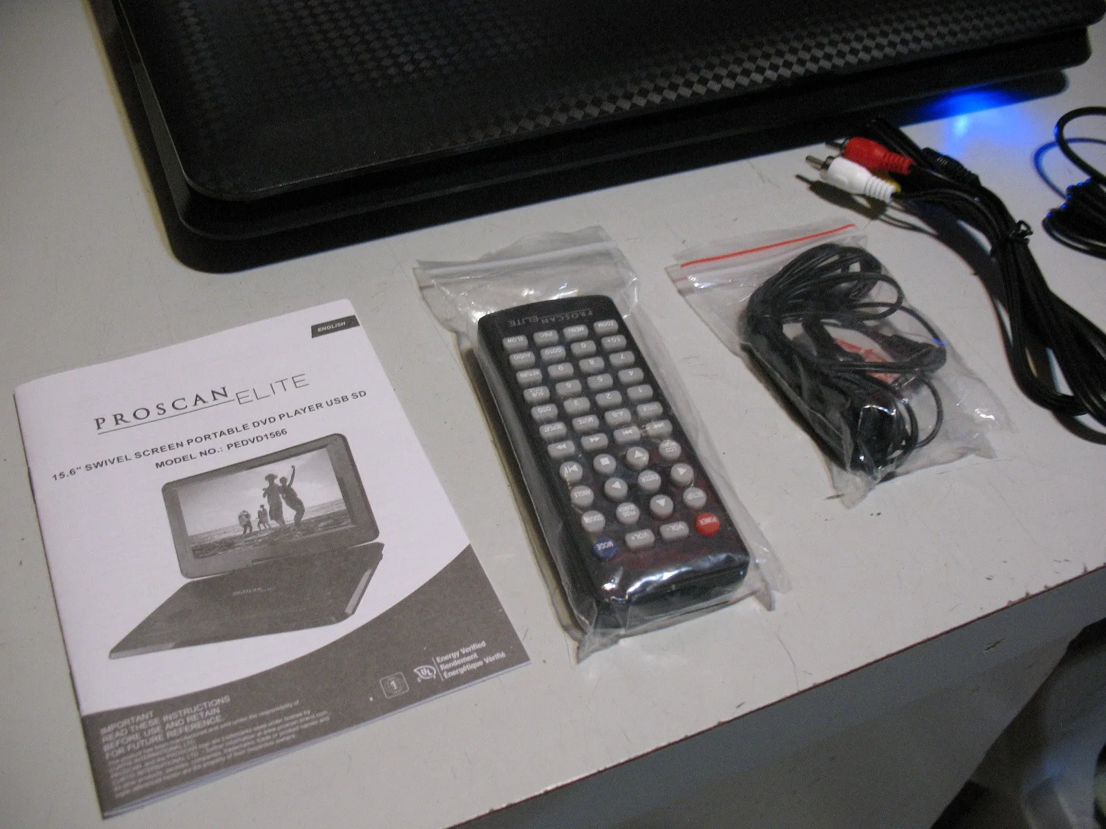 Portable DVD Player with Swivel Screen, BRAND NEW image indicator(4)