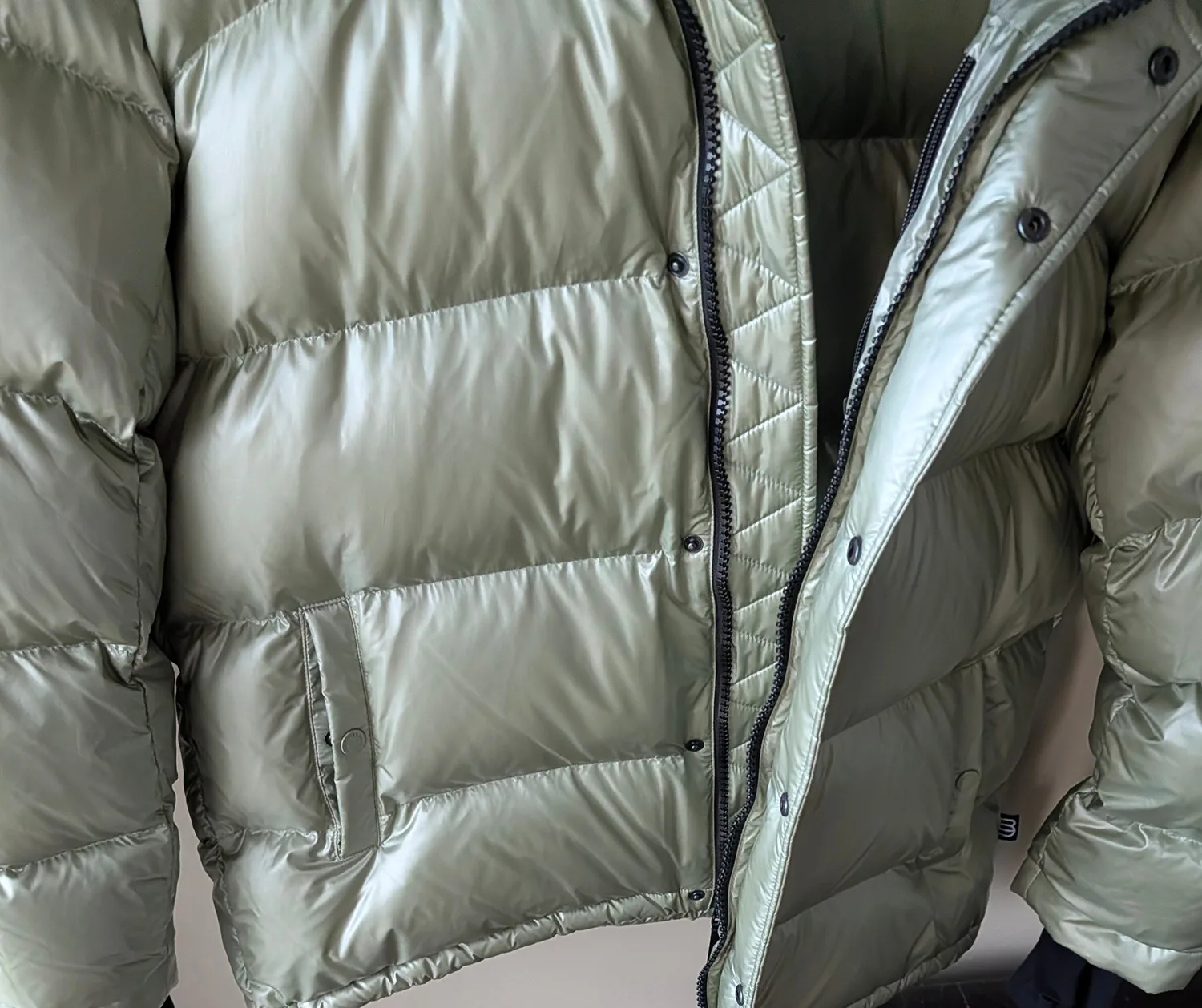 Aritzia The Super Puff, Hi-Gloss-Silent Storm Green - L - NEW image indicator(4)