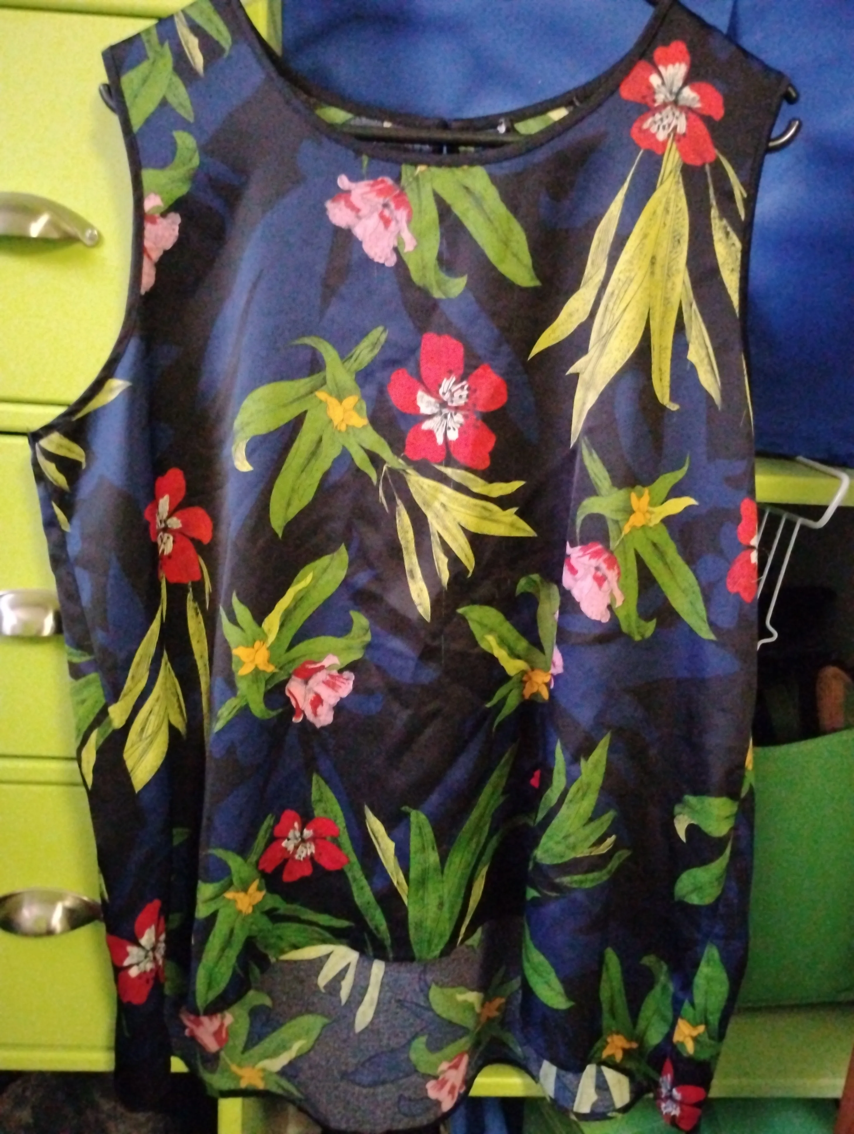 Women’s Sleeveless Top — Size XXL (Like New Condition) thumbnail