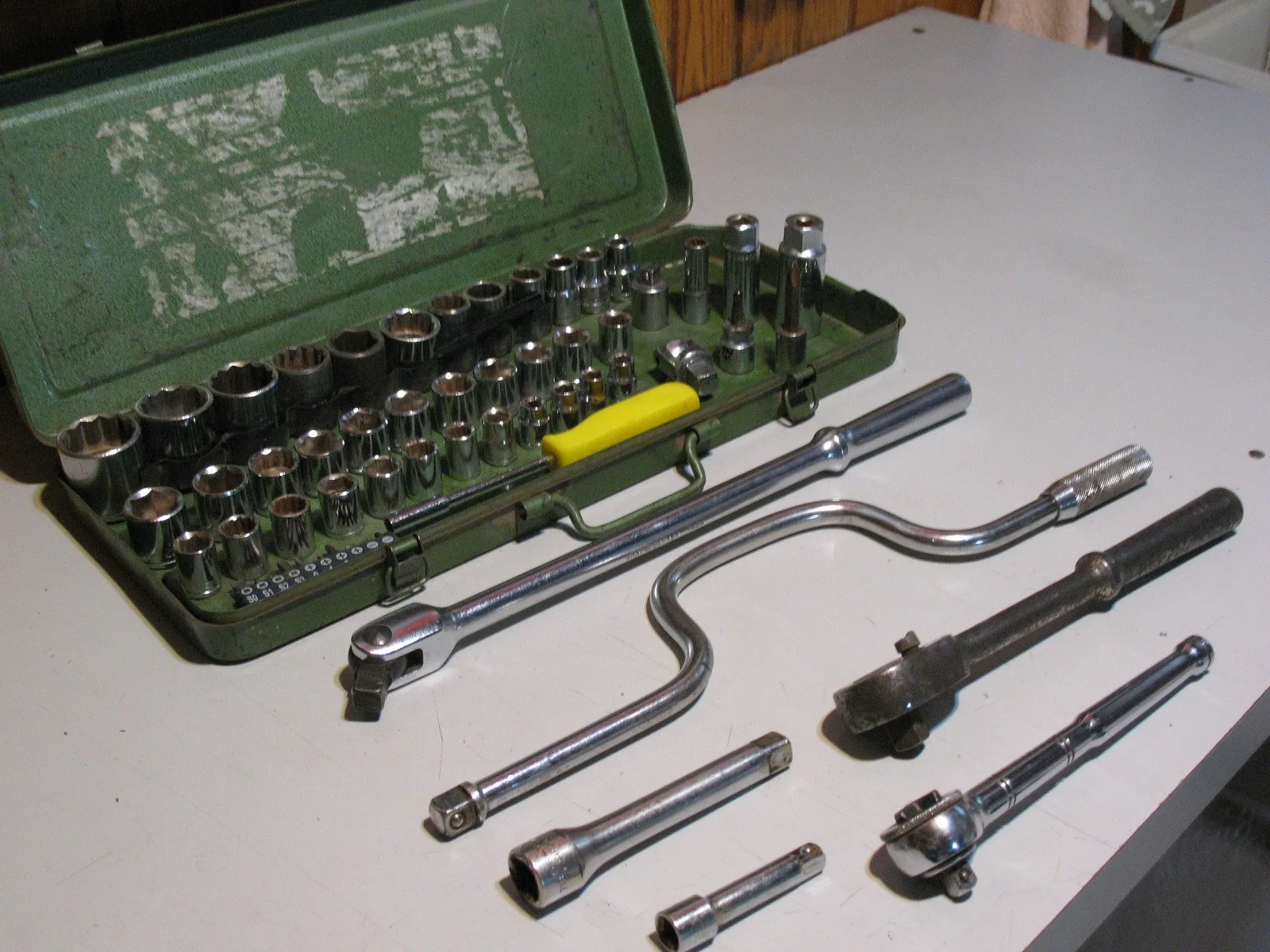 60 Piece Socket and Screwdriver Set image indicator(8)