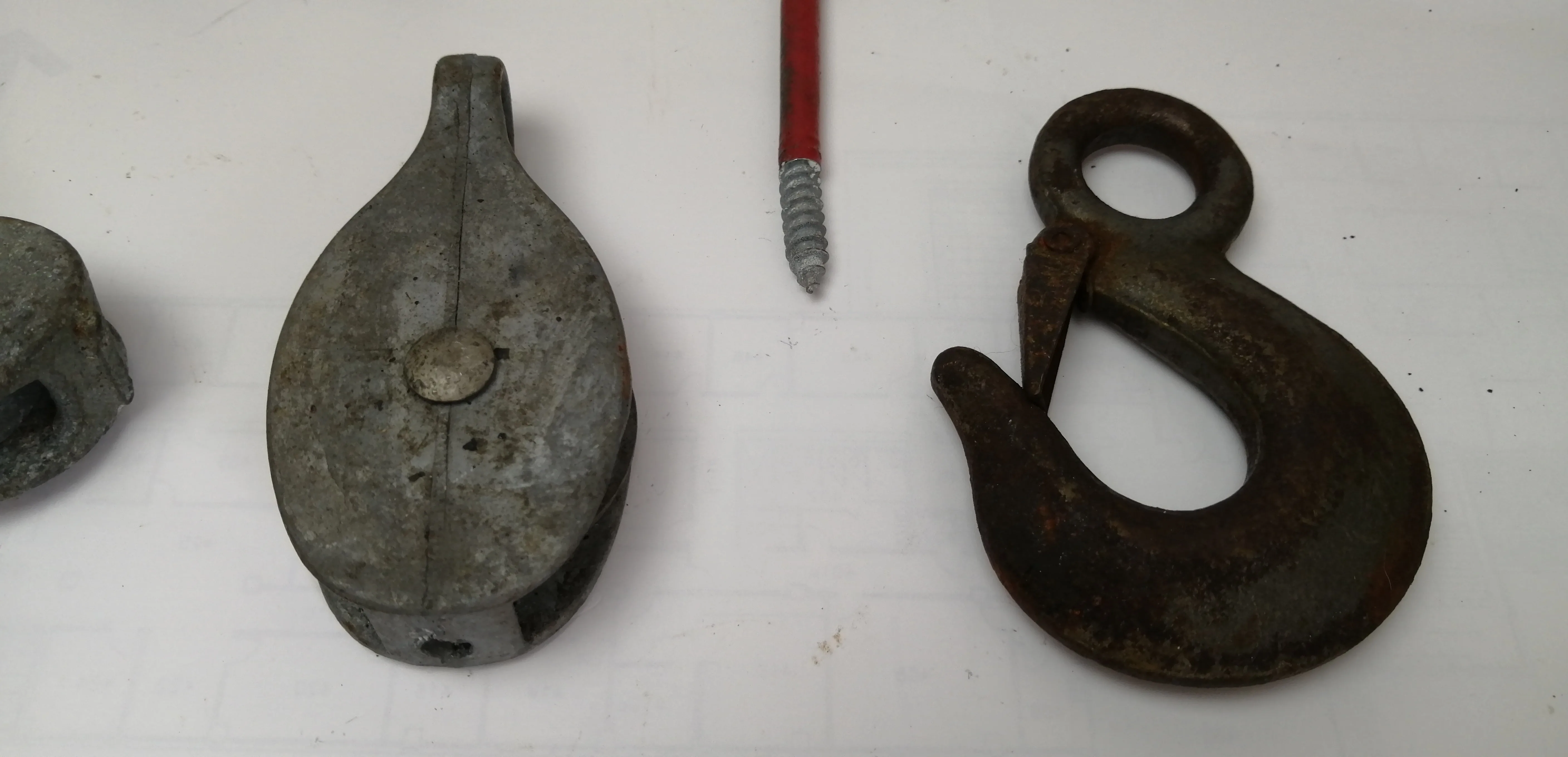 Man Mixed Lot:pulleys, lifting hook, carpenter plumb, reg.hooks image indicator(4)