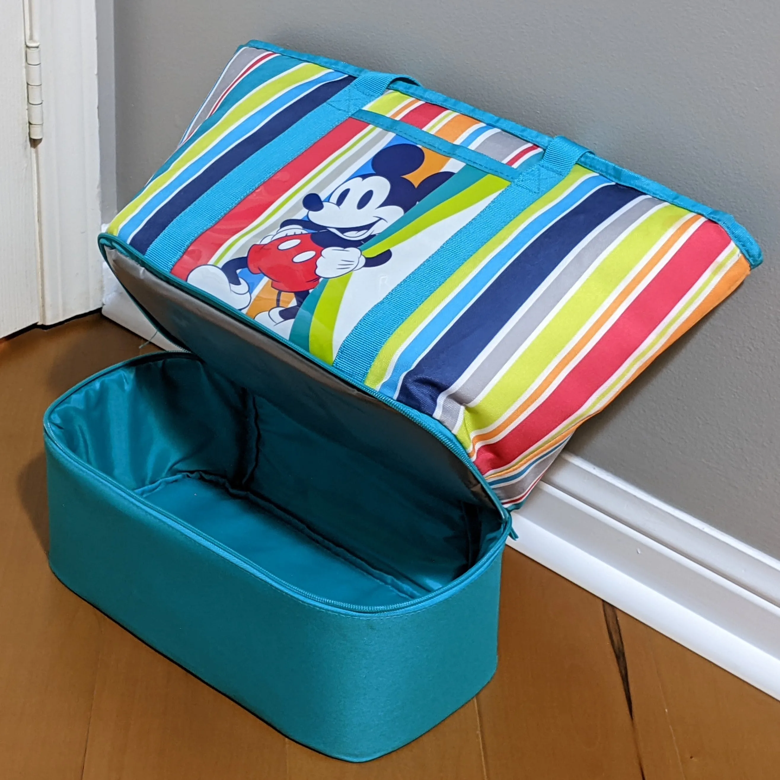 2016 Disney Mickey Mouse Large Insulated Cooler Tote Beach Bag image indicator(7)
