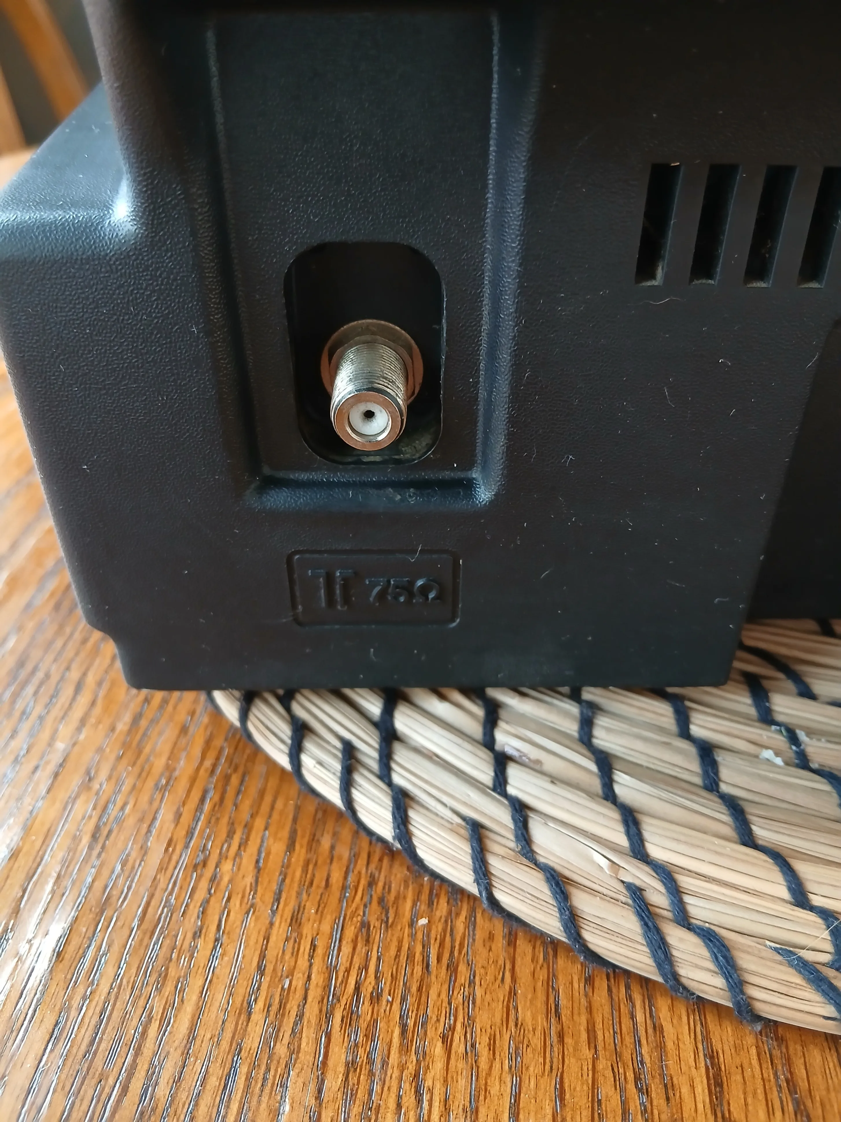 Vintage Retro Gaming TV Goldstar 13 3/4" CN-14A80 1993 image indicator(6)