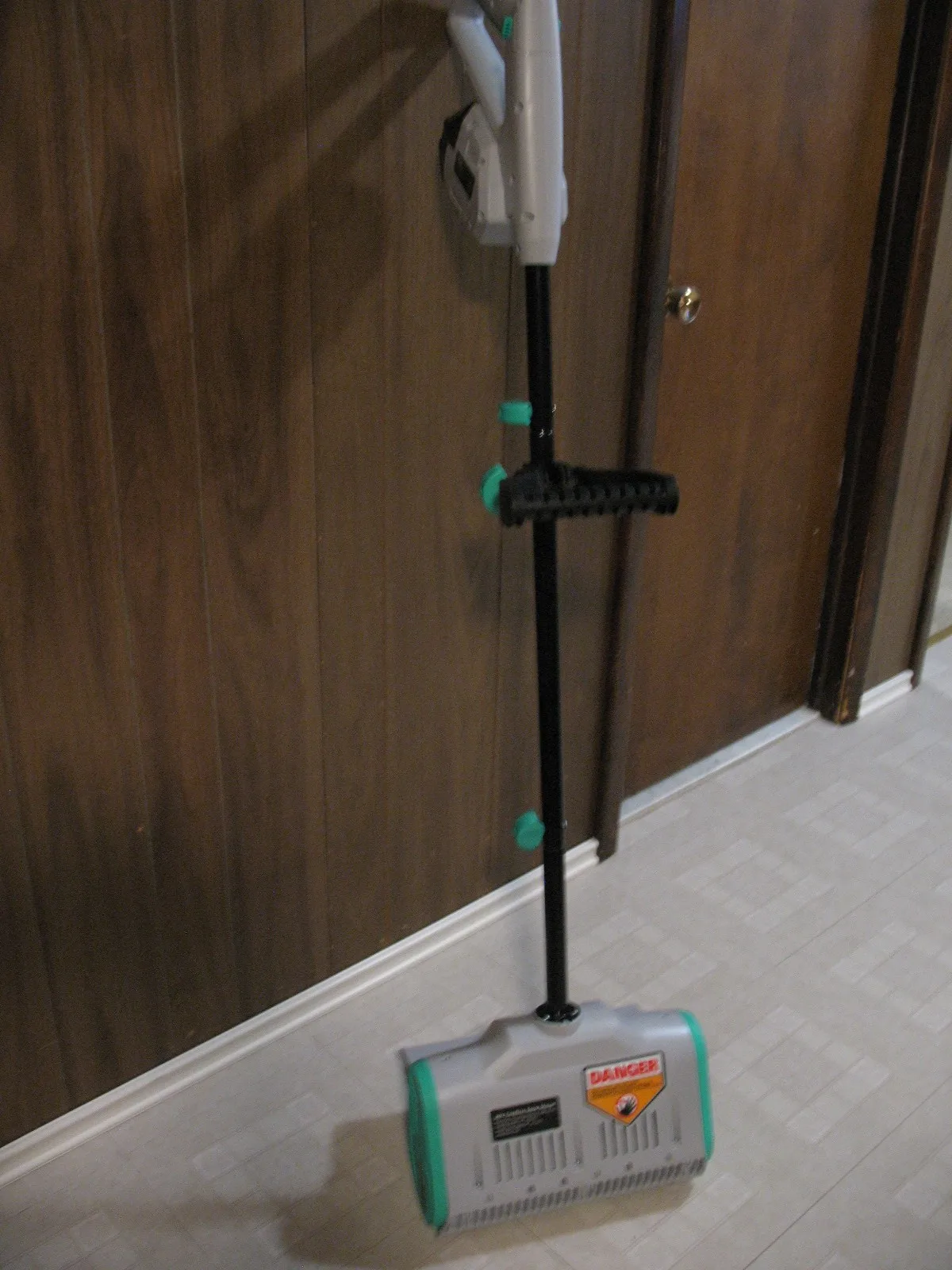 Cordless 20 Volt Snow Shovel, BRAND NEW image indicator(2)