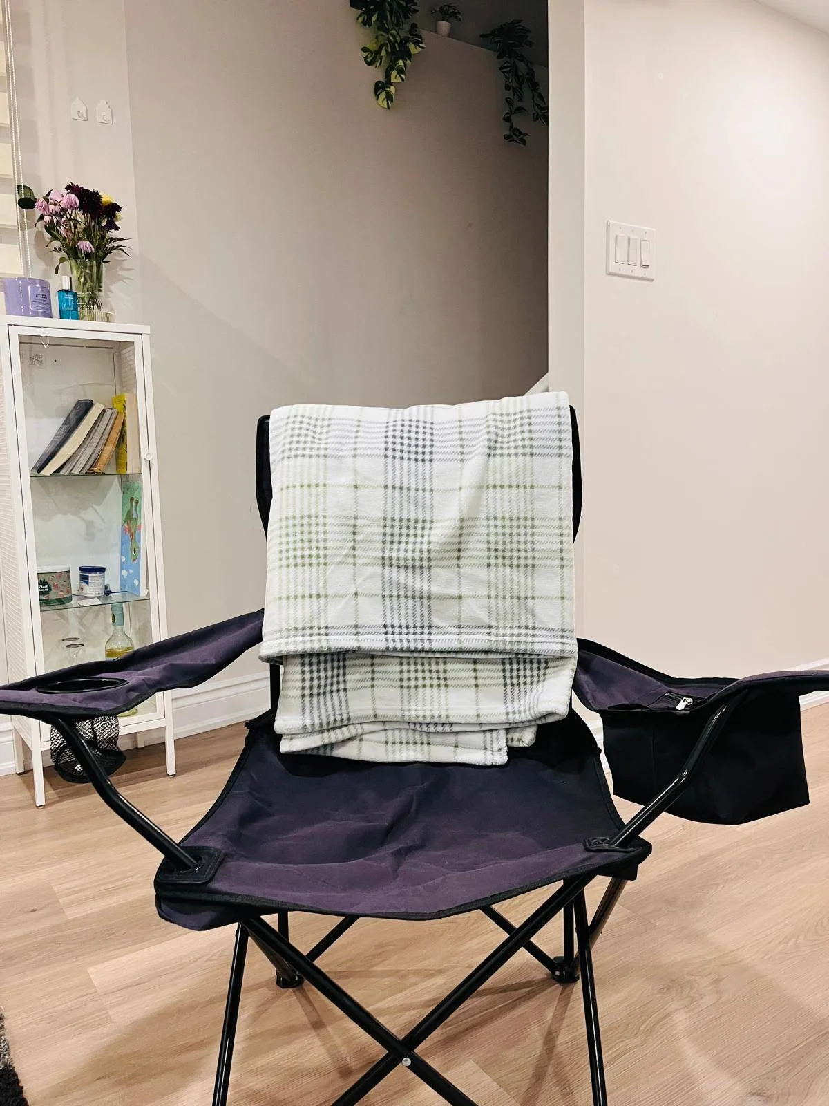 Foldable chair with Super soften throw