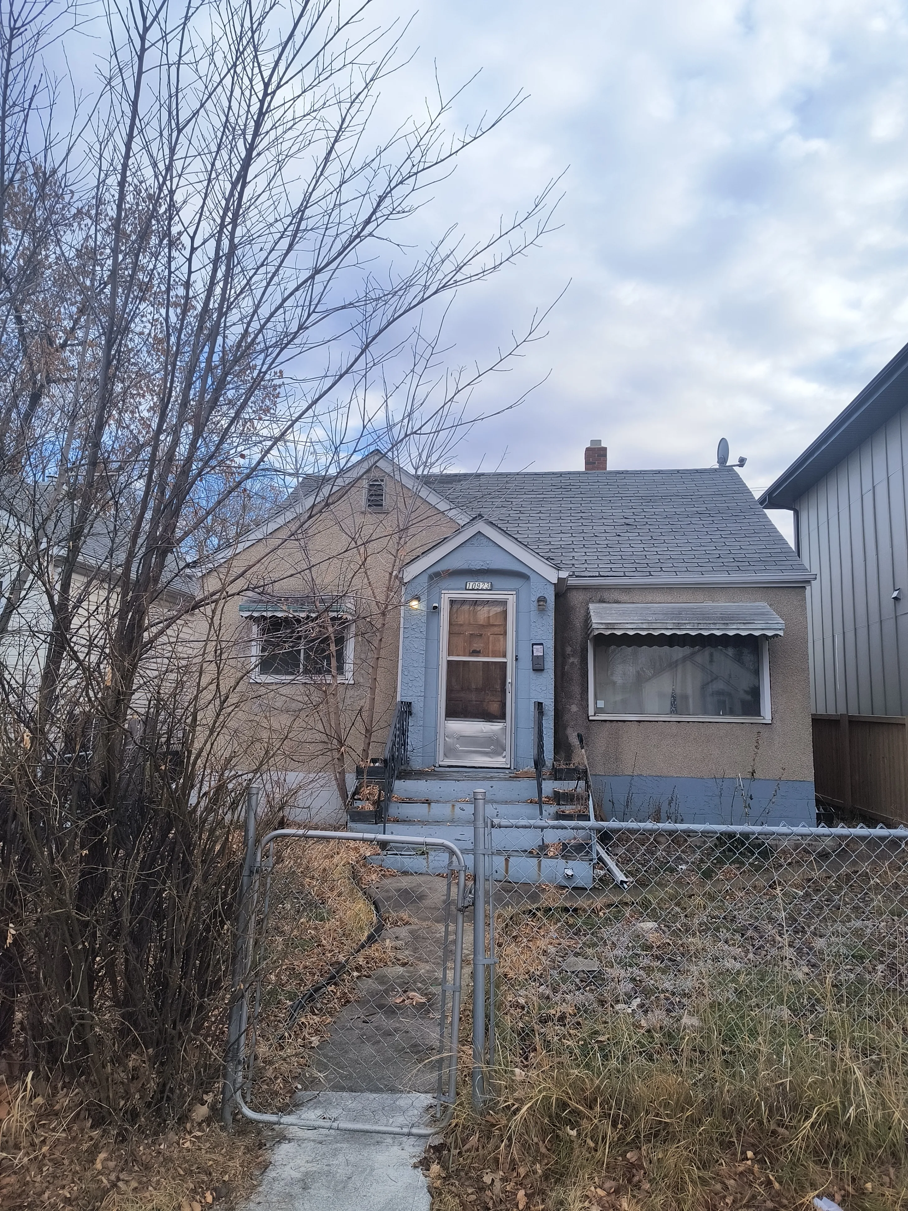 INVESTOR DREAM: BUNGALOW WITH RELIABLE TENANT--PLEASE NO REALTOR