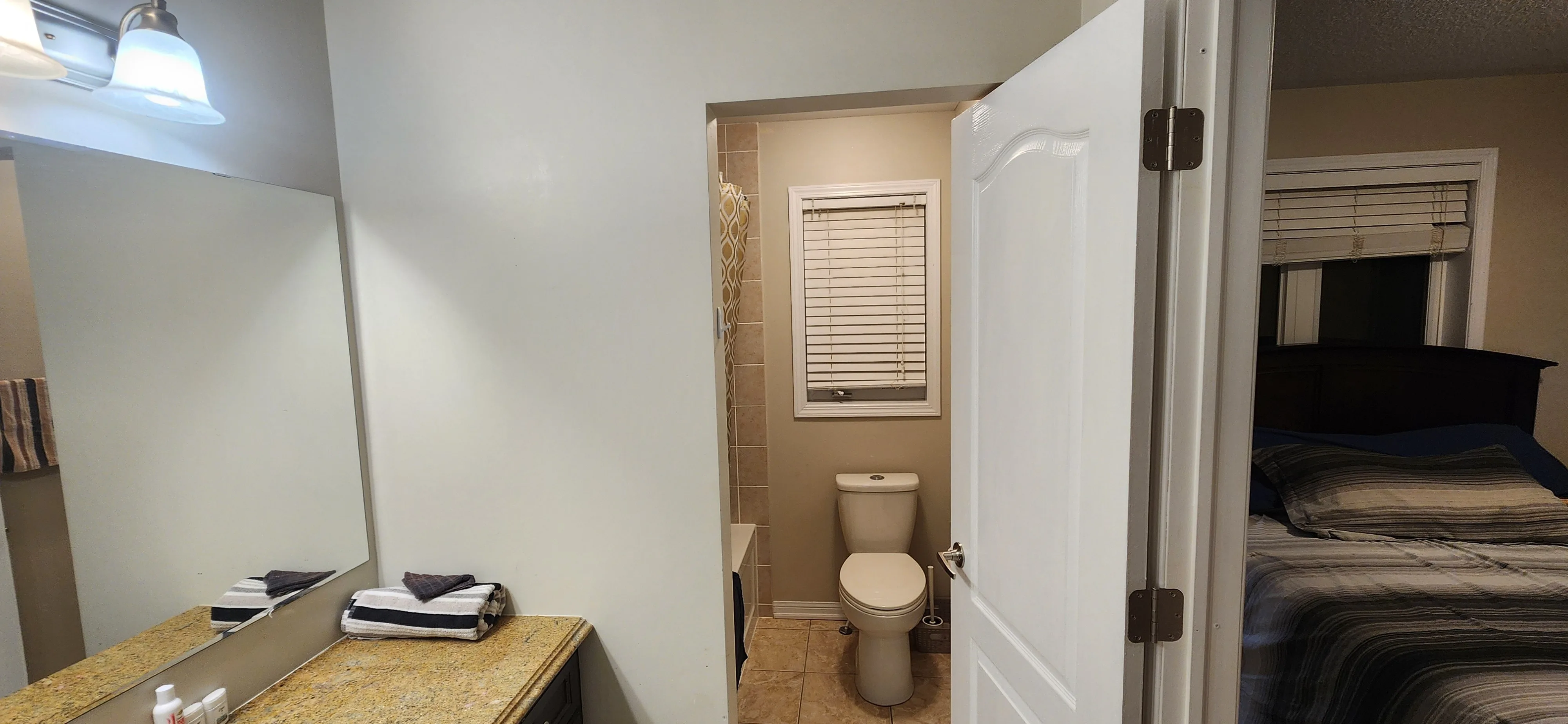 Room for Rent * Private Washroom  $775/mth couple $1200/mth image indicator(4)