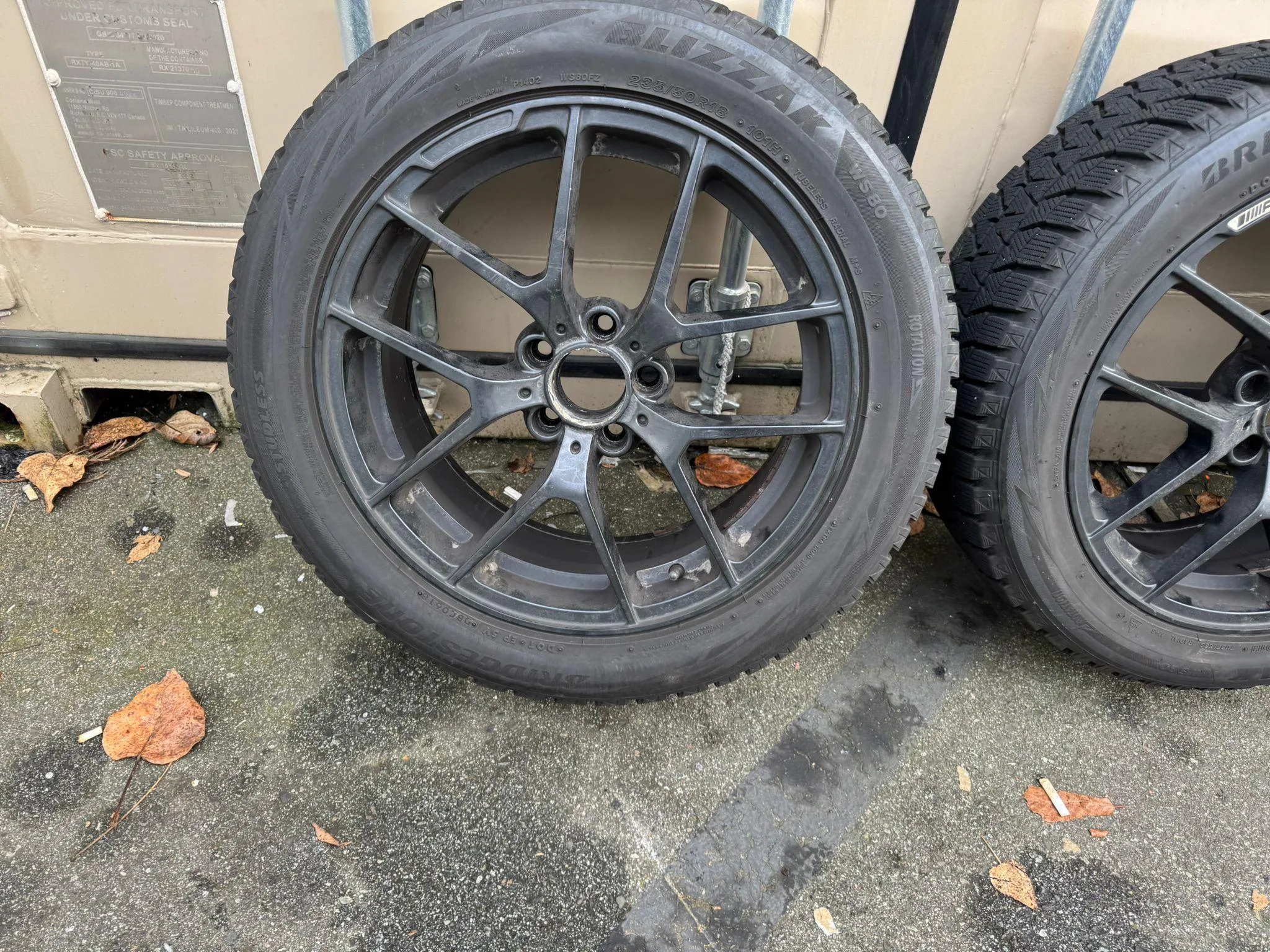 Bridgestone Blizzak Studless Winter Tire Set image indicator(7)