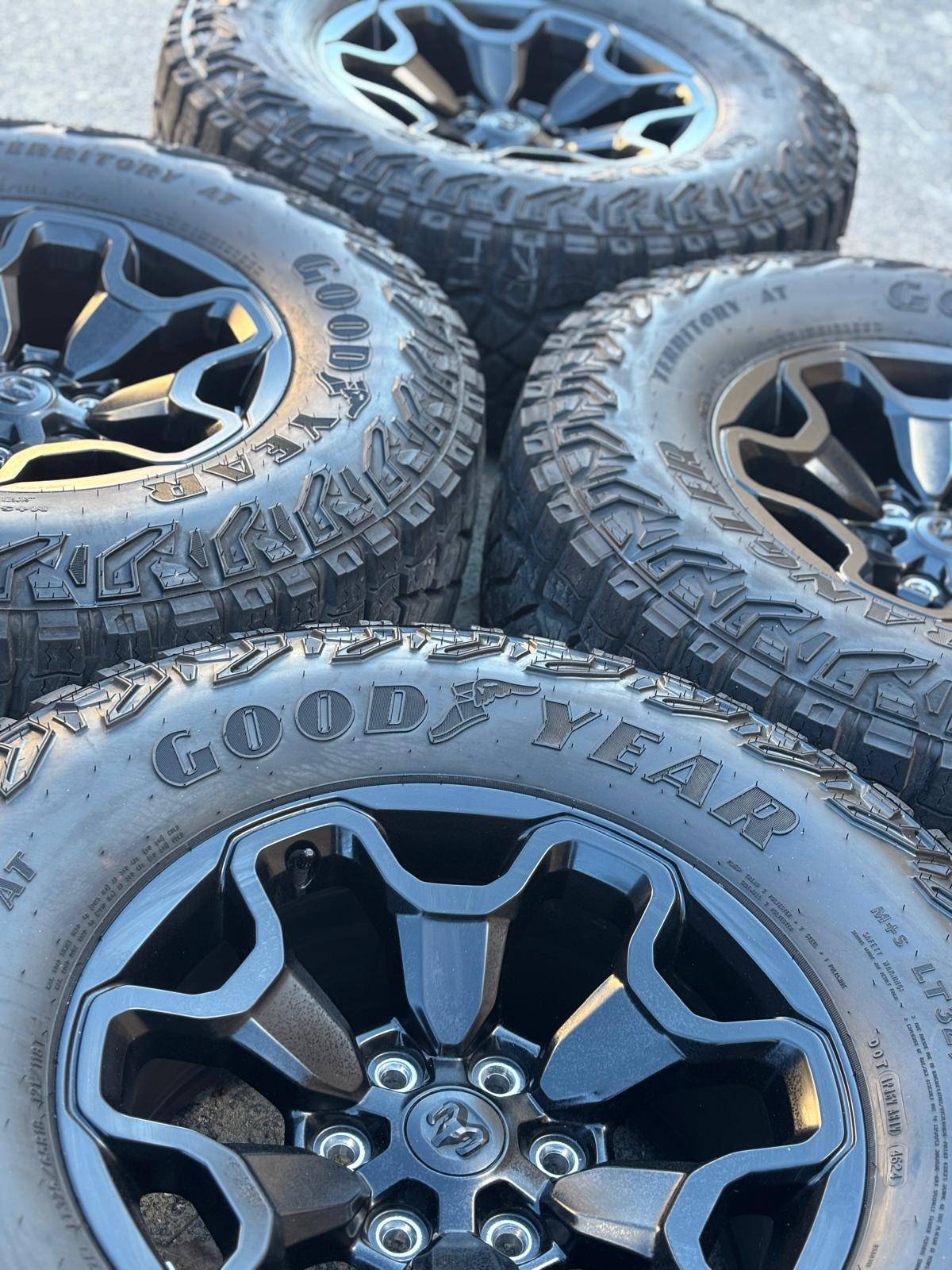 NEW OEM 18” RAM RHO rims(6x139)+LT325/65/R18 Goodyear A/T+TPMS - photo 2