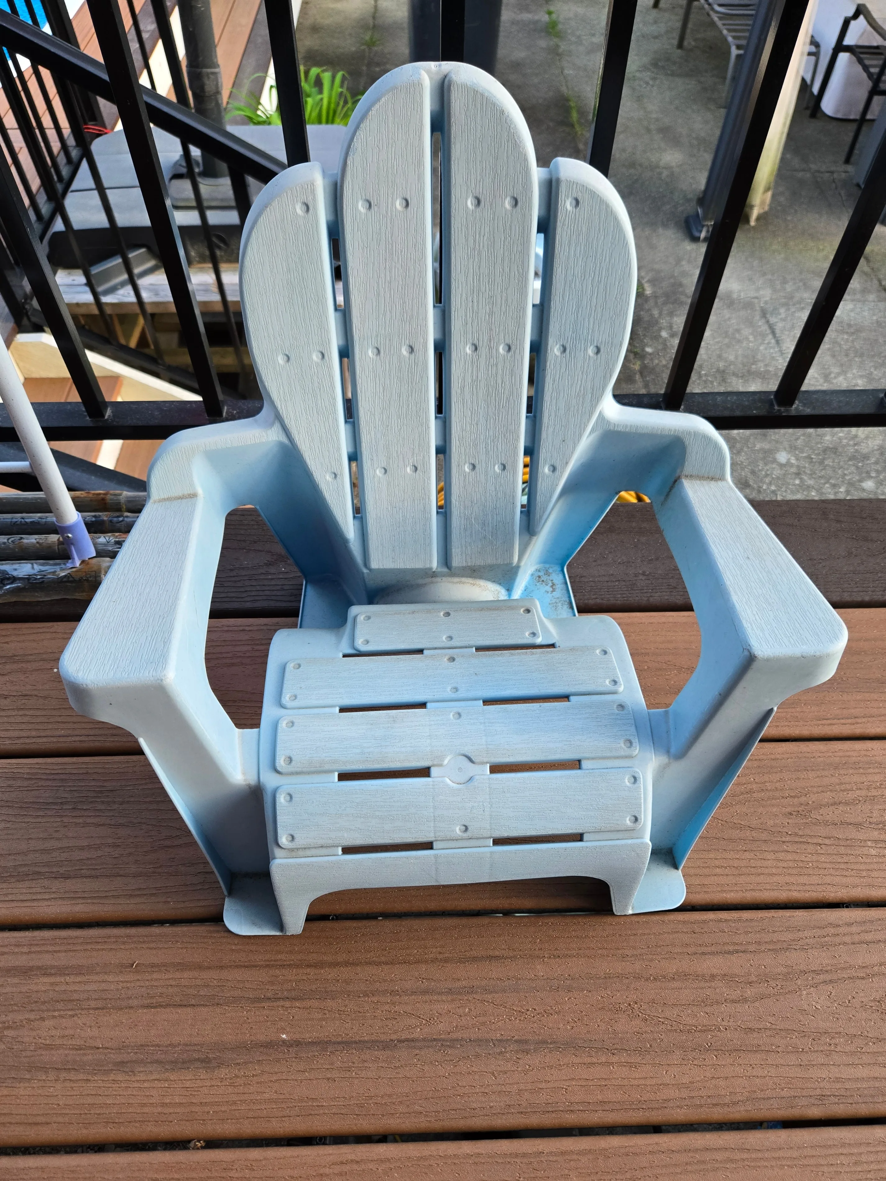 Kids outside chair thumbnail