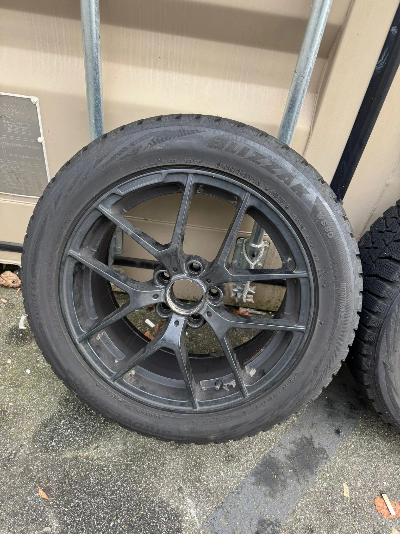 Bridgestone Blizzak Studless Winter Tire Set image indicator(3)