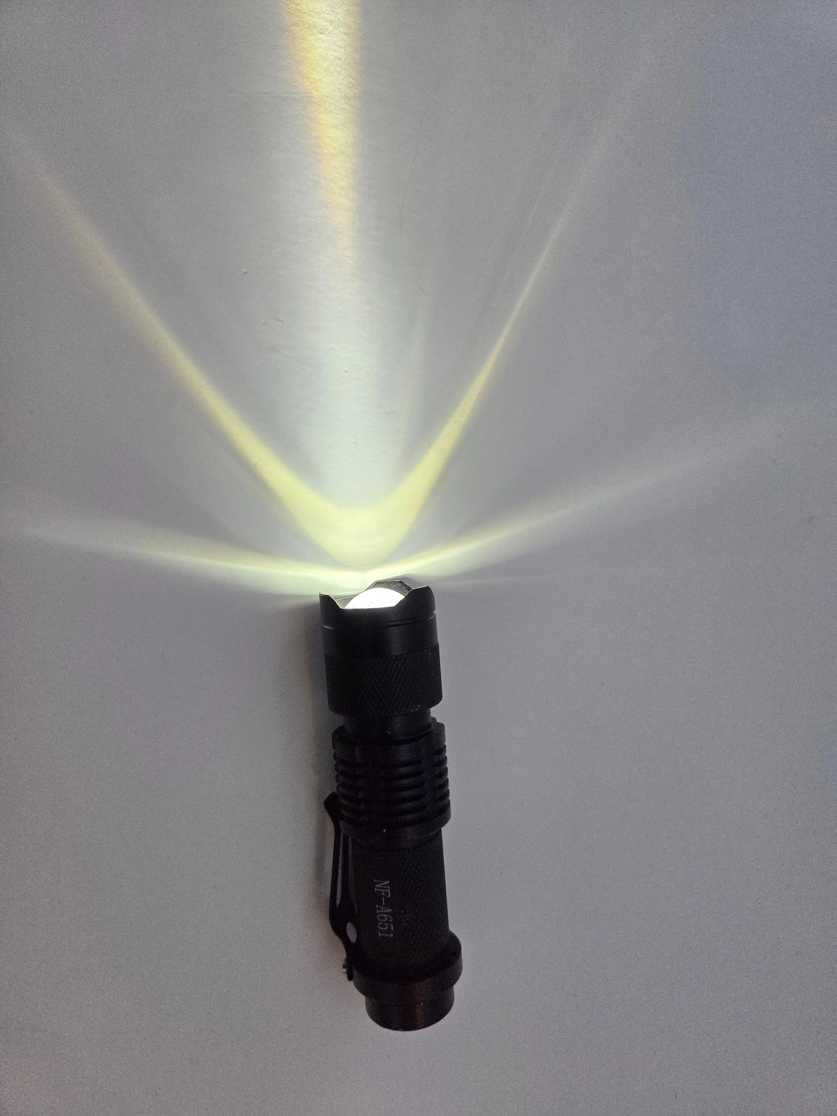 2x Compact Zoomable LED Flashlights Q5 Set image indicator(5)