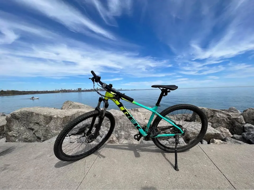Trek Marlin 5 Gen 2 M/L Volt to Miami Green Fade Mountain Bike