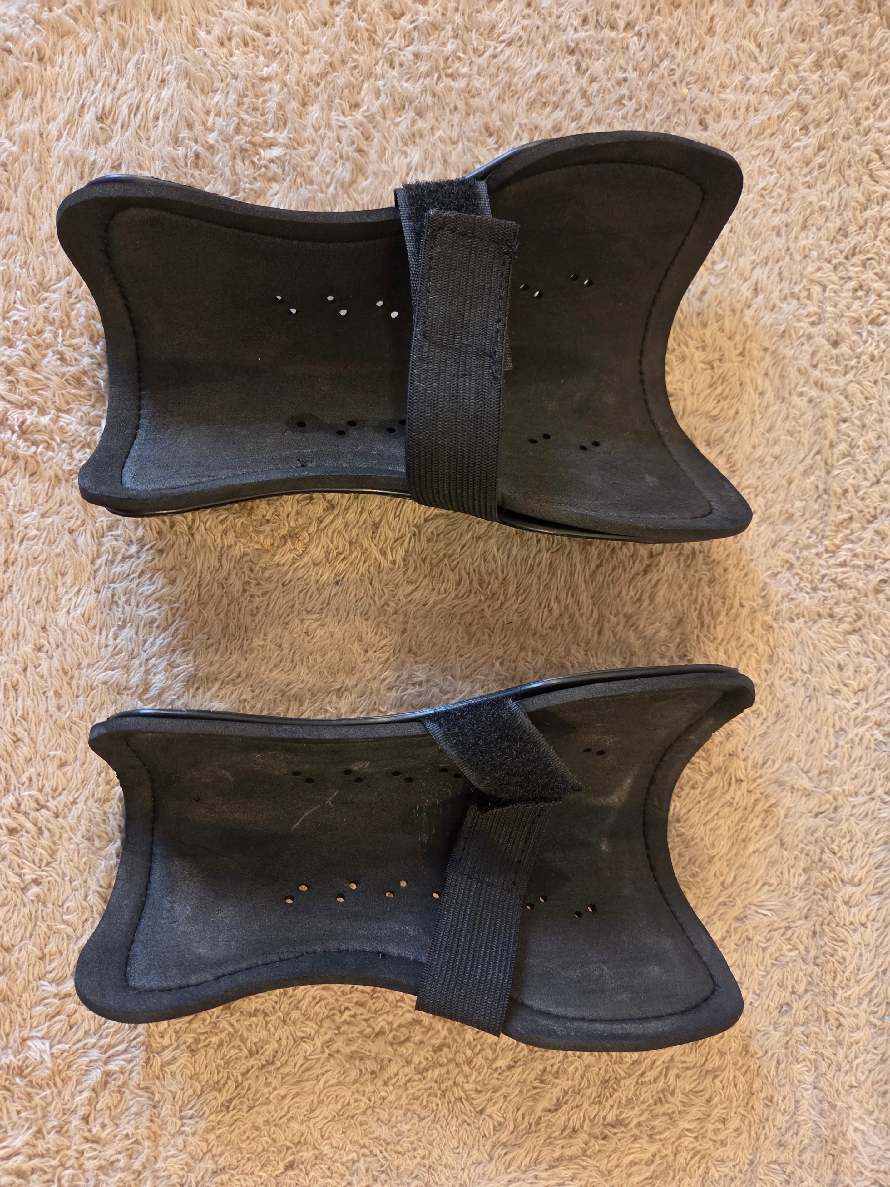 Wilson Youth Soccer Shin Guards – Like New - photo 2