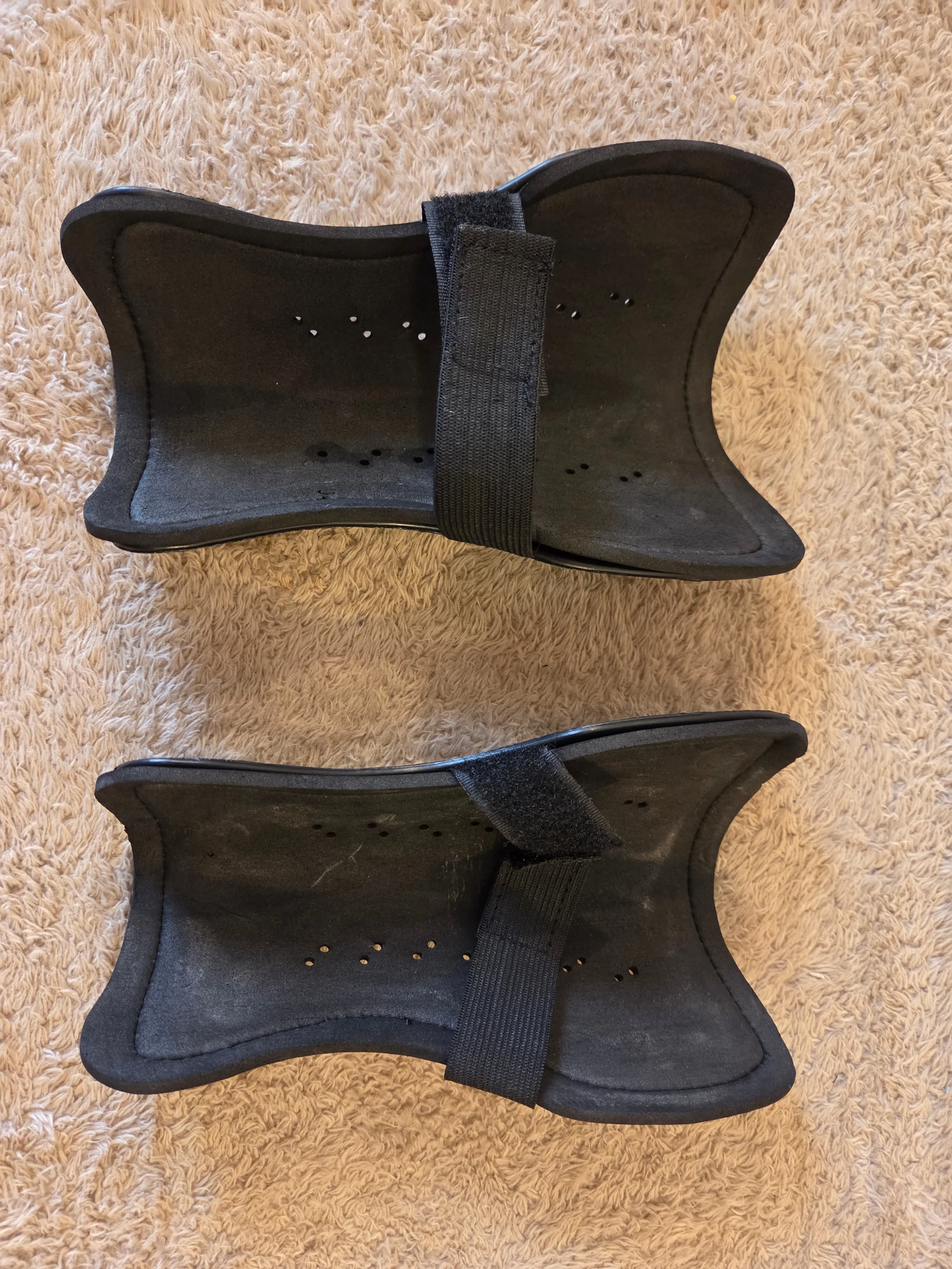 Wilson Youth Soccer Shin Guards – Like New image indicator(2)