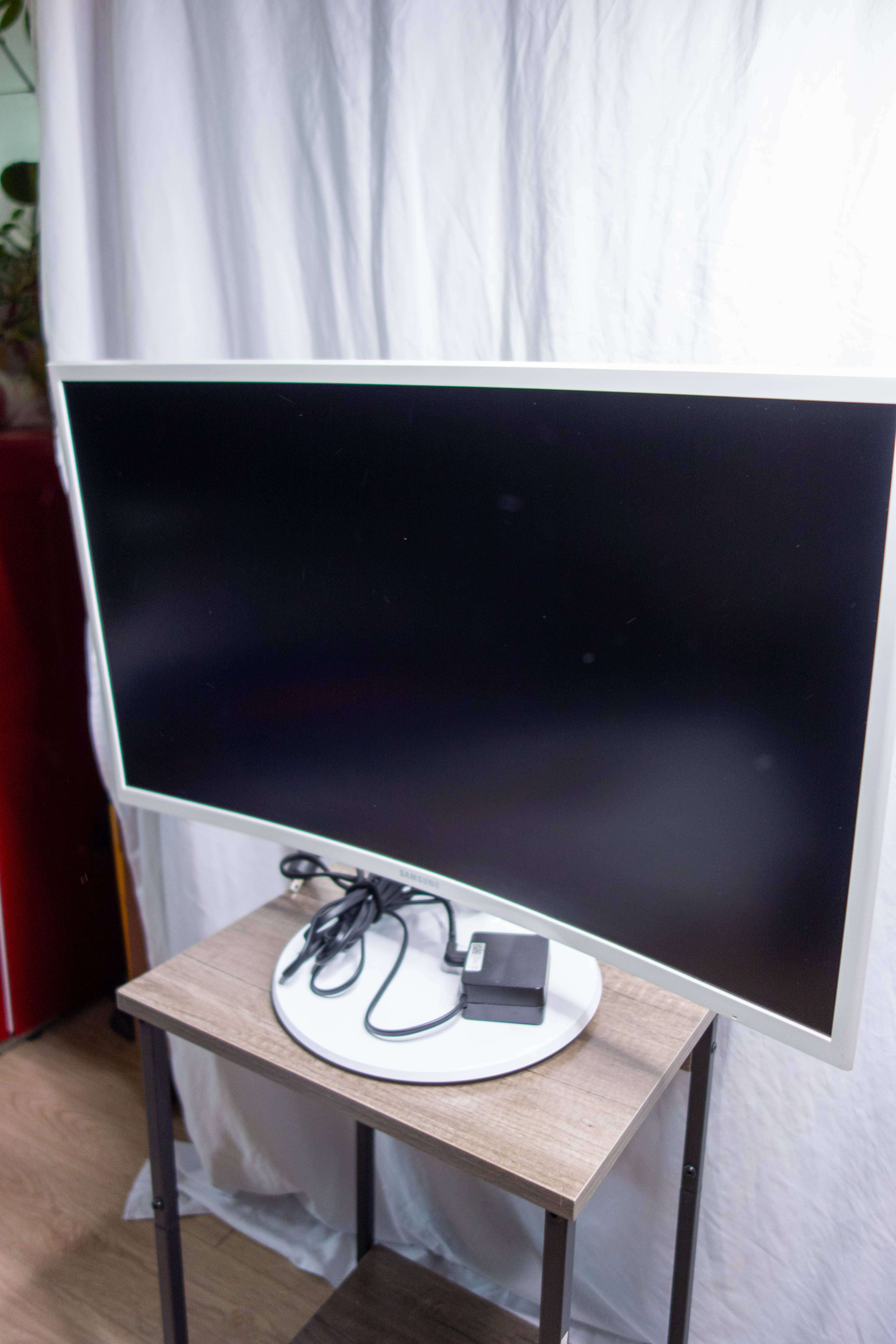 SAMSUNG curved monitor refubrished, model:C27F391FHN