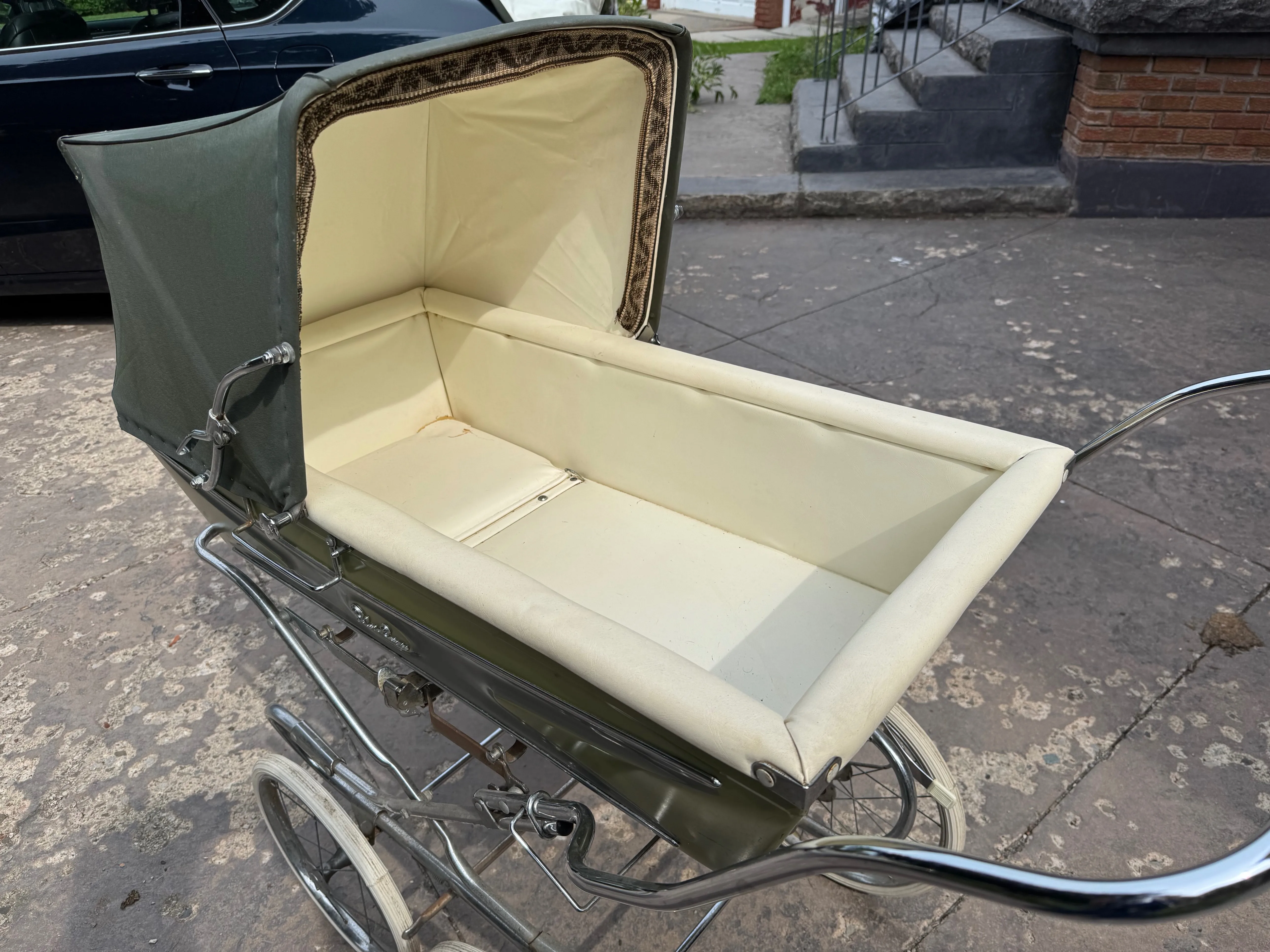 Silver Cross Pram - Great Condition including the Hood. image indicator(8)